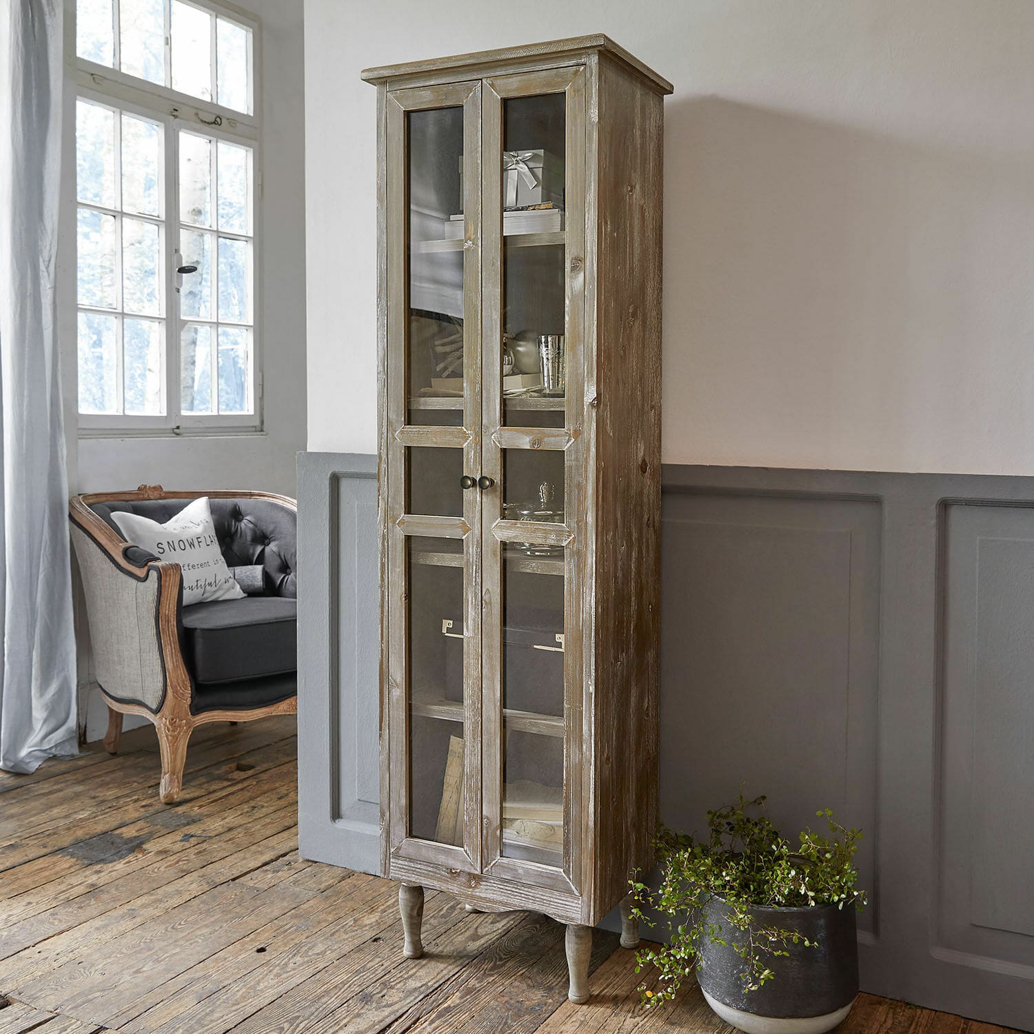 Vitrine Covent Garden Vitrine étroite en bois avec portes vitrées style vintage pour salon élégant