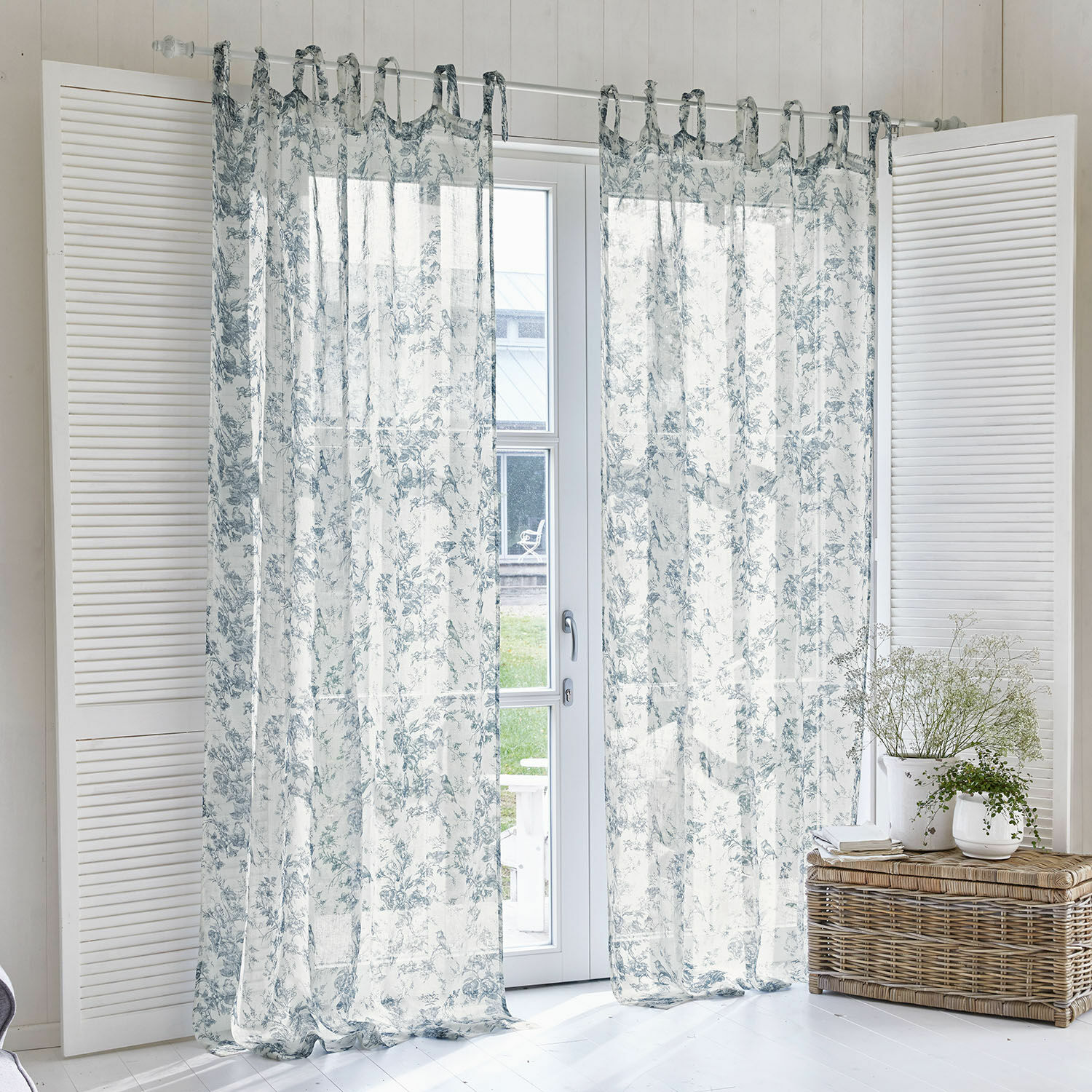 Rideau Emilie Rideaux transparents à motif floral bleu sur fond blanc, tissu léger pour salon lumineux