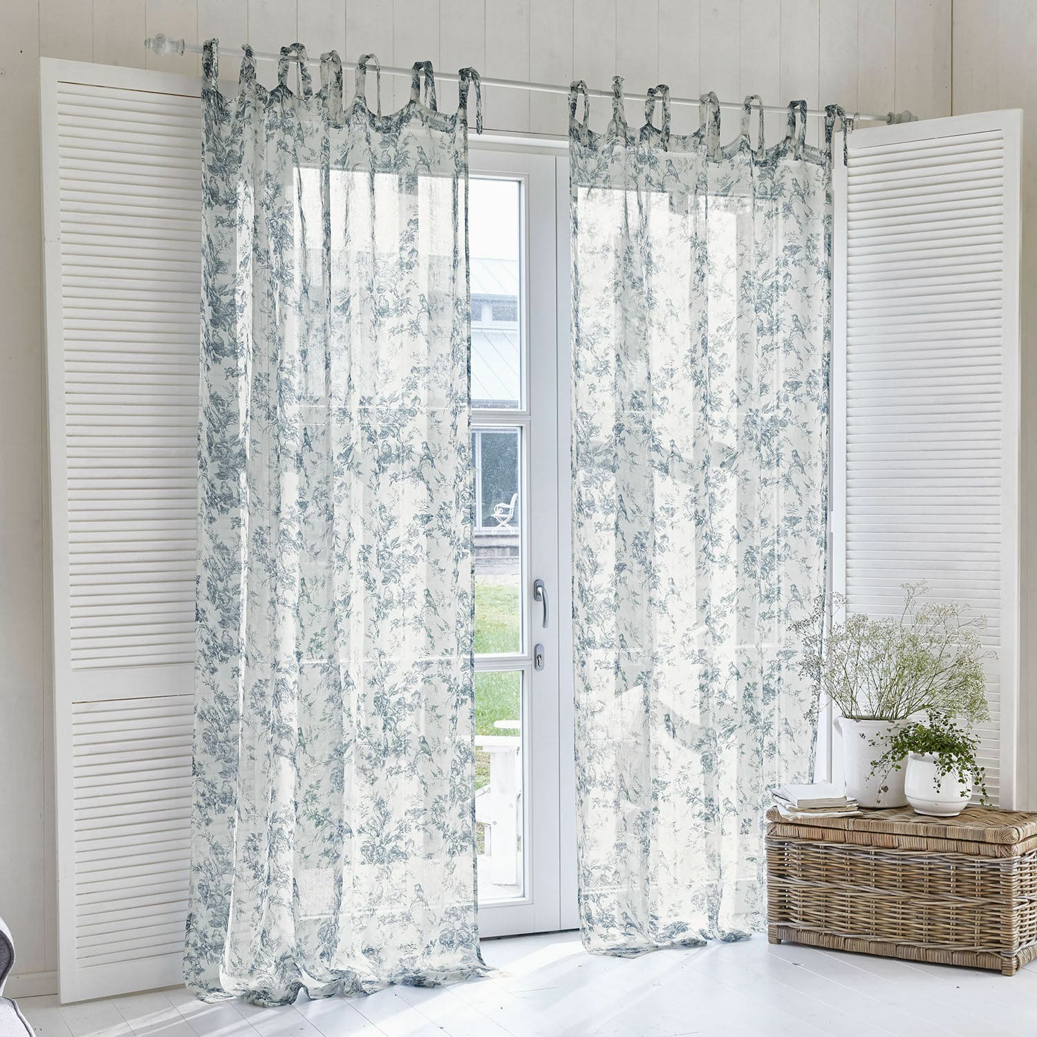 Rideau Emilie Rideaux transparents à motif floral bleu sur fond blanc, tissu léger pour salon lumineux
