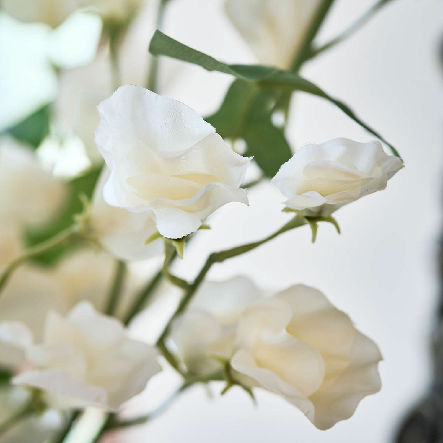 Fleurs artificielles blanches en tissu avec tiges vertes pour décoration intérieure élégante