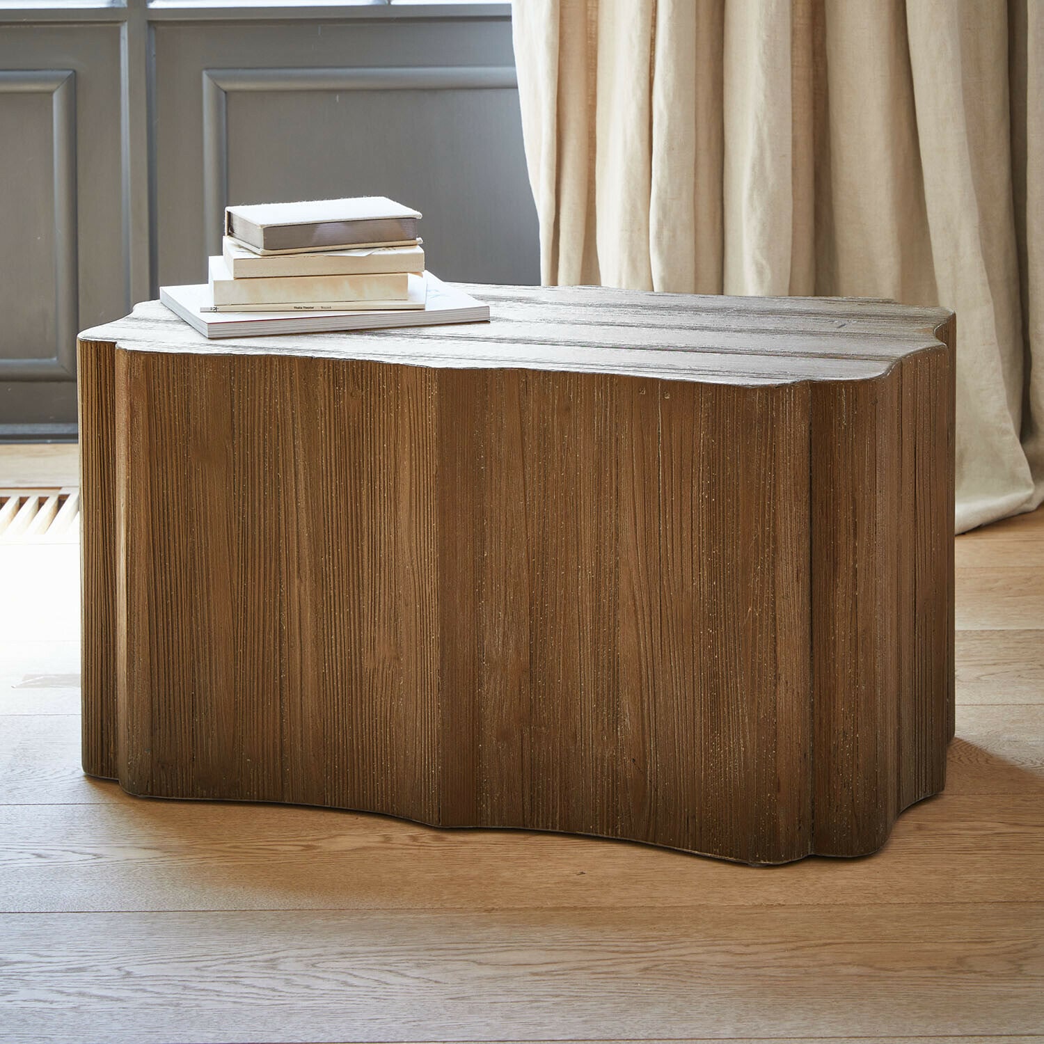 Table basse Romette Table basse en bois brun naturel en forme de tronc d'arbre pour un salon chaleureux