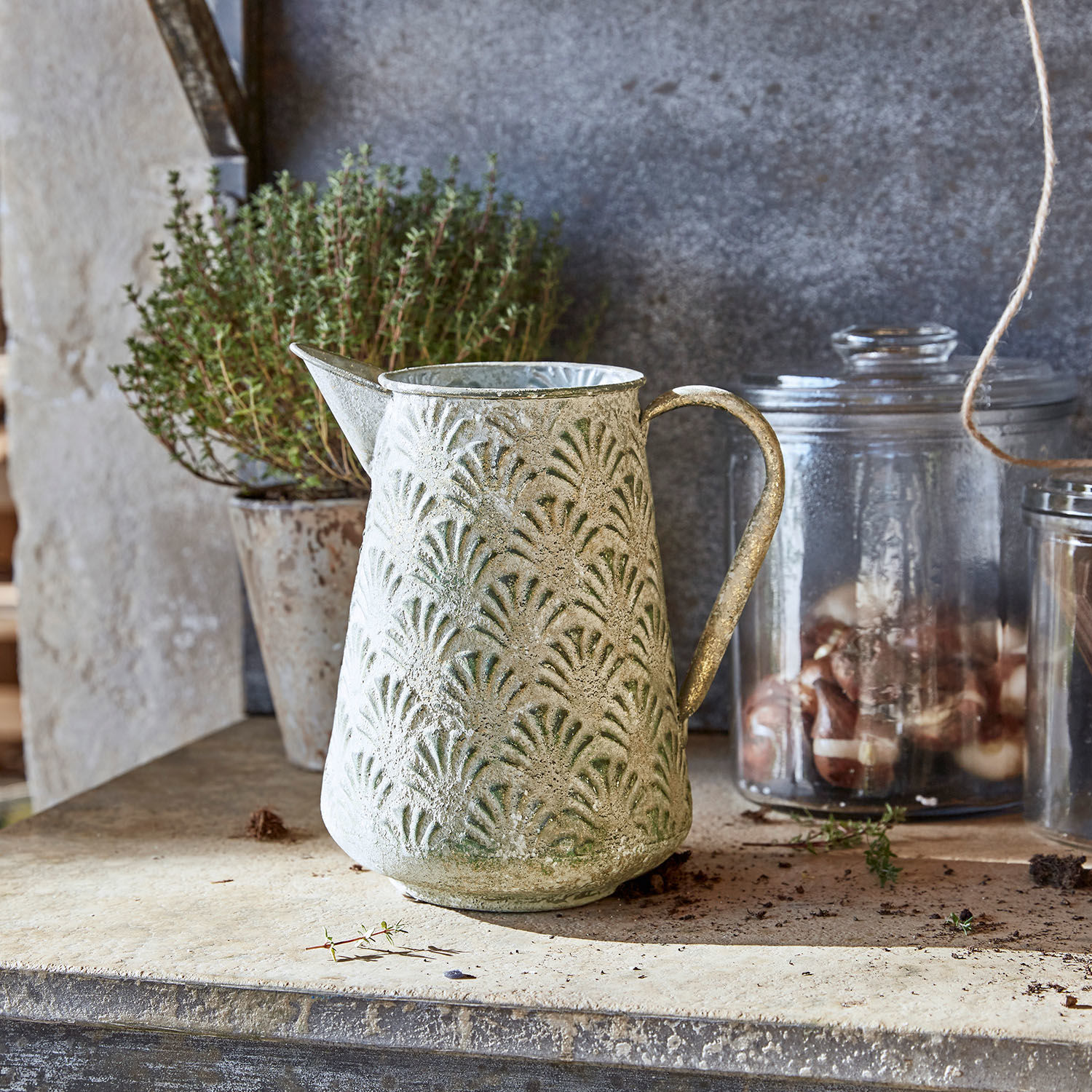 Carafe décorative Iskele Pichet en métal vert patiné avec motif, posé sur un comptoir, décoration rustique intérieure et extérieure