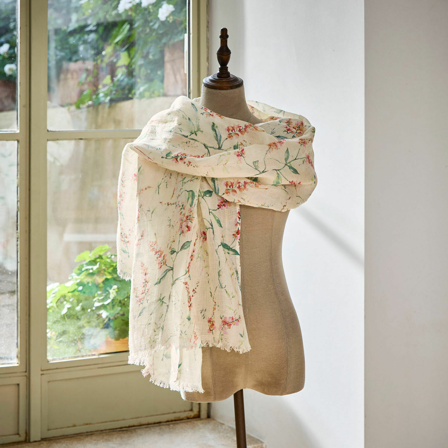 Étole Soleilou Écharpe légère en coton crème avec motif floral, parfaite pour les tenues printanières