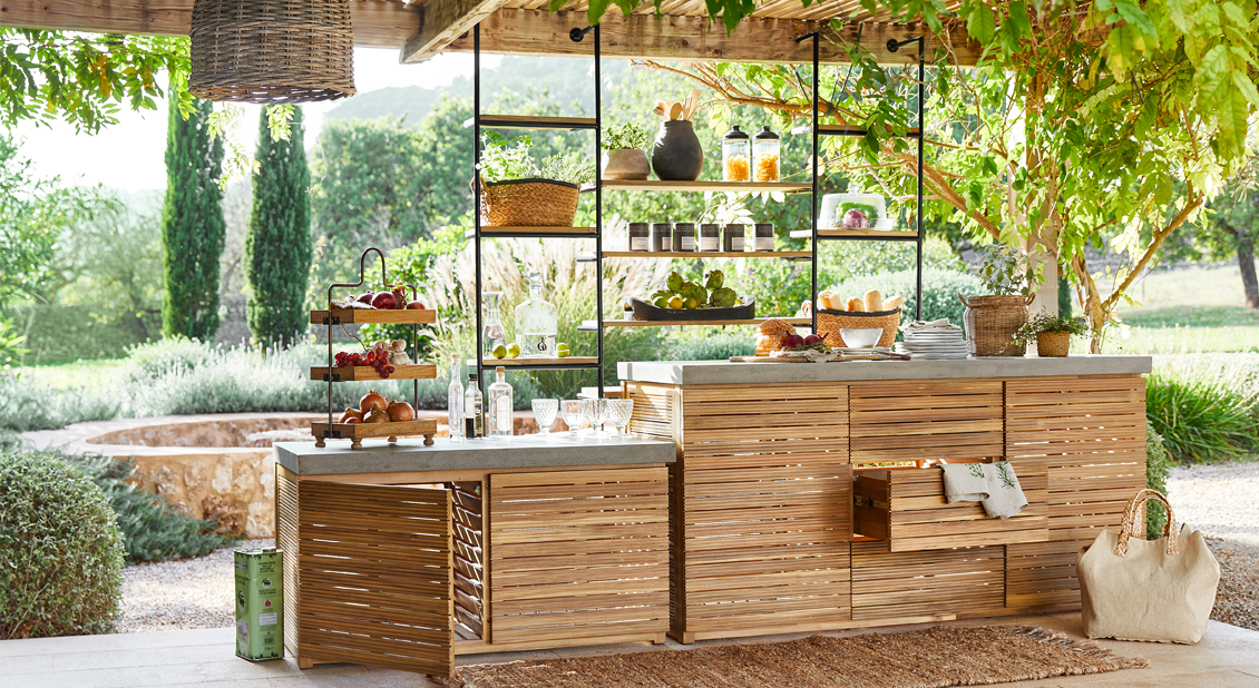 Cuisine extérieure en bois avec plan de travail en béton et étagères métalliques, mobilier naturel de jardin