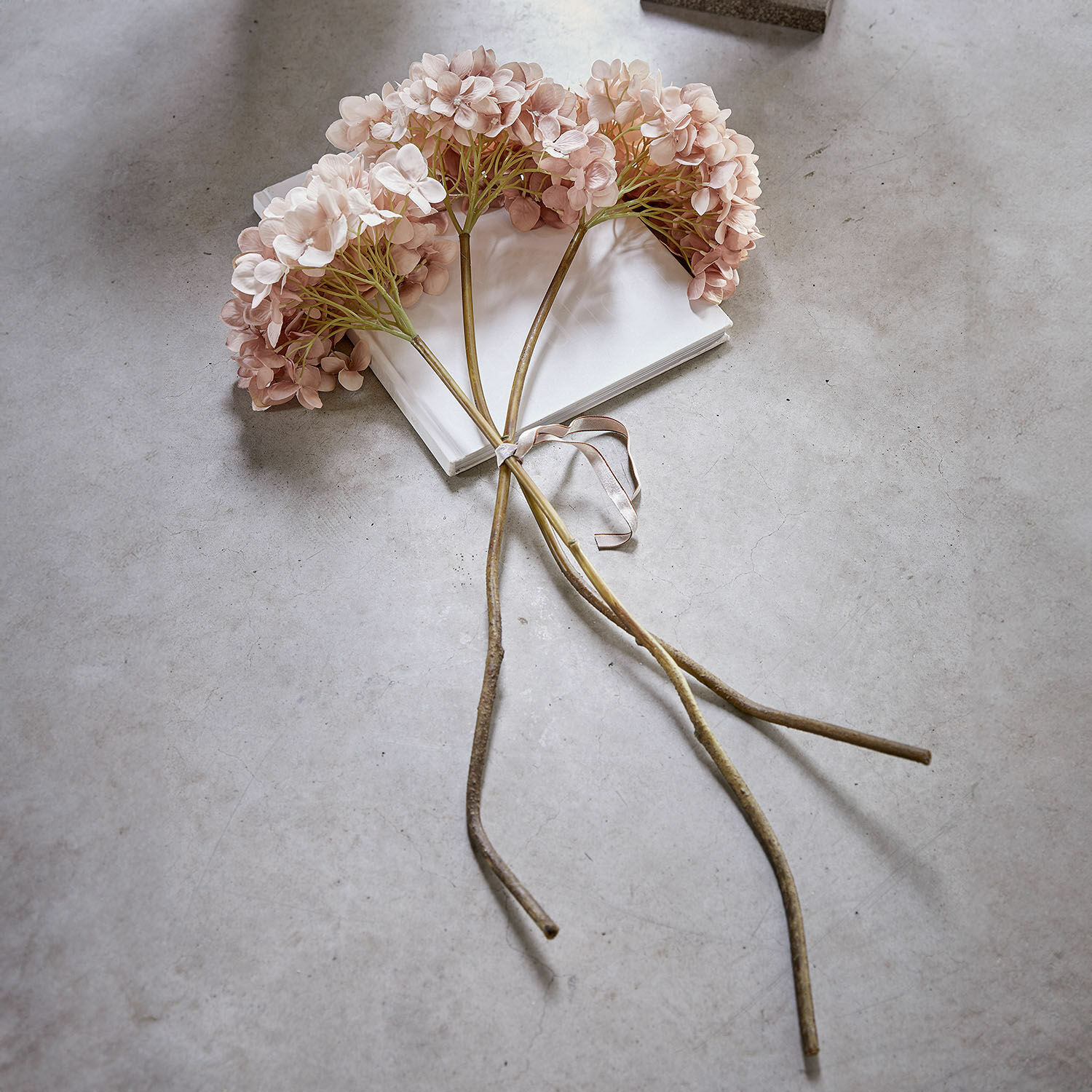 Bouquet de fleurs artificielles hortensia rose clair sur fond gris, décoration intérieure élégante