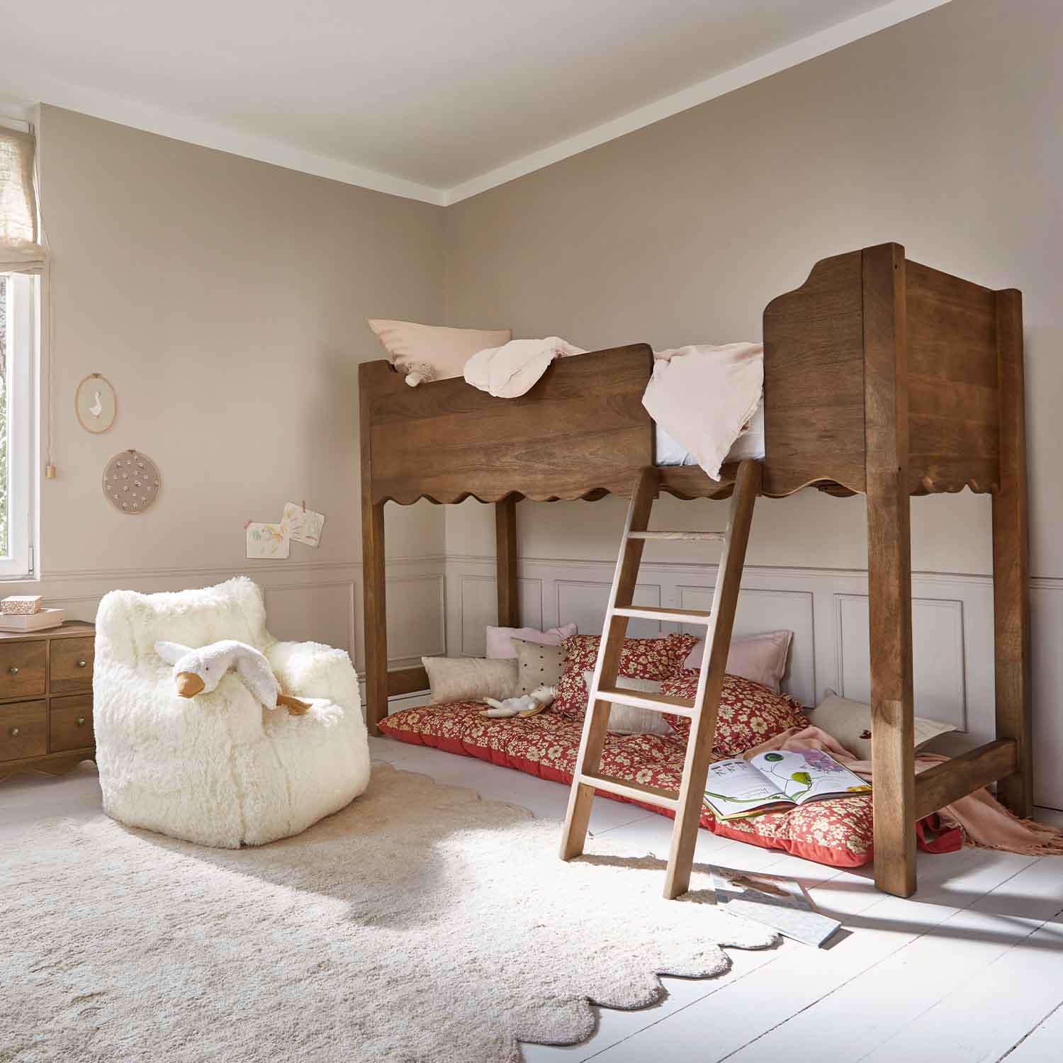 Lit superposé en bois naturel avec coussins doux et échelle dans une chambre d'enfant lumineuse