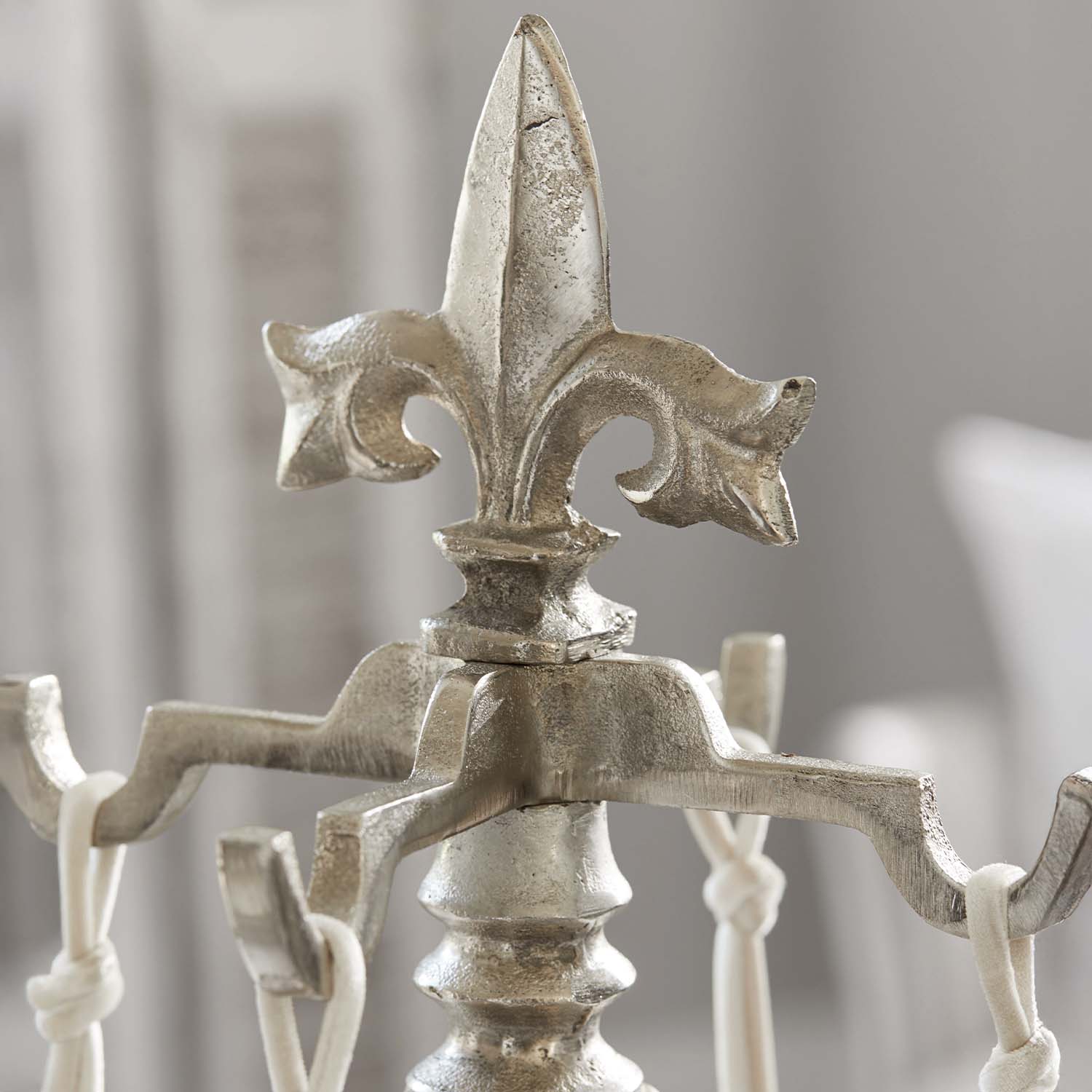 Décoration en métal argenté en forme de fleur de lys avec effet vieilli pour intérieur élégant