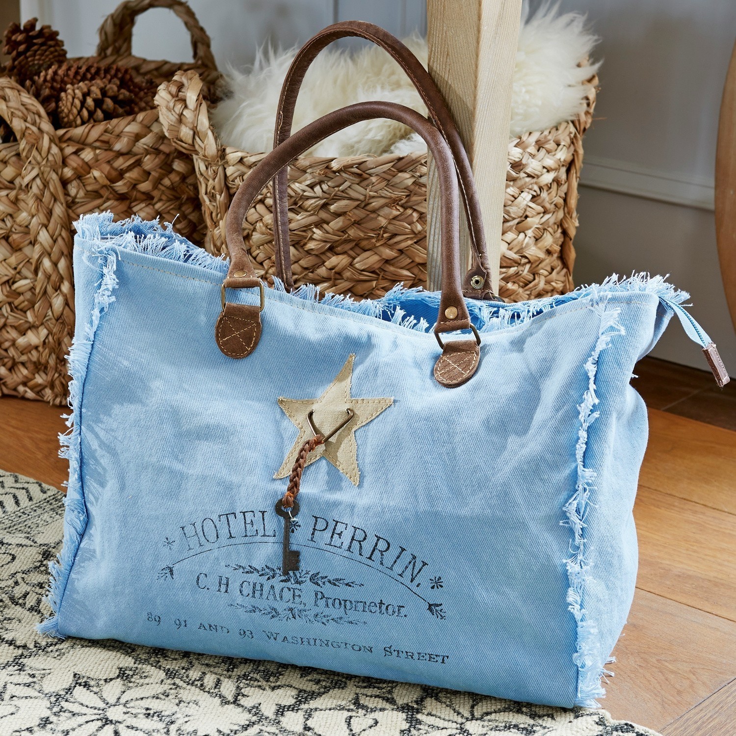 Sac Elora Grand sac en tissu bleu clair avec poignées marron et décoration étoile, style vintage