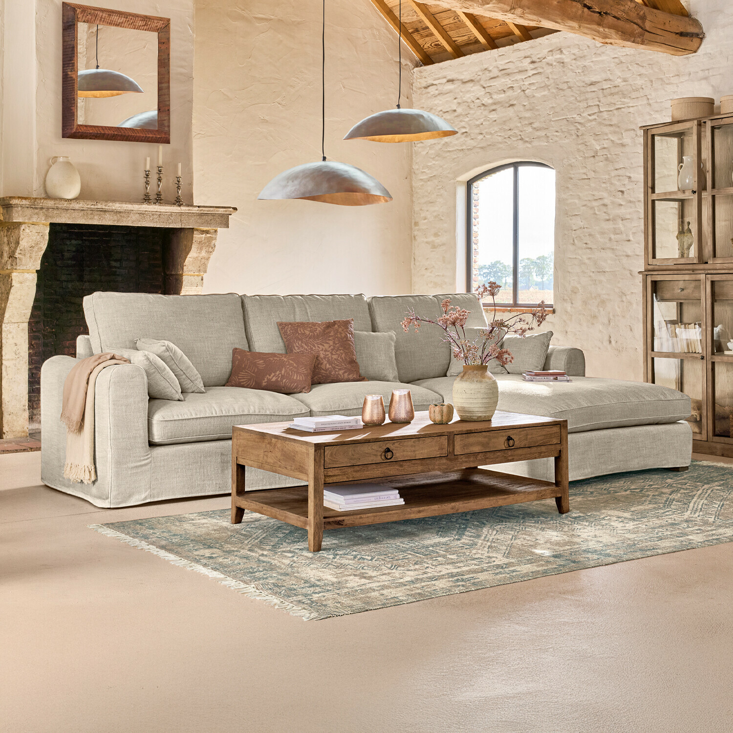 Canapé Seaford Salon chaleureux avec canapé d'angle en tissu beige et table basse en bois sur tapis décoratif