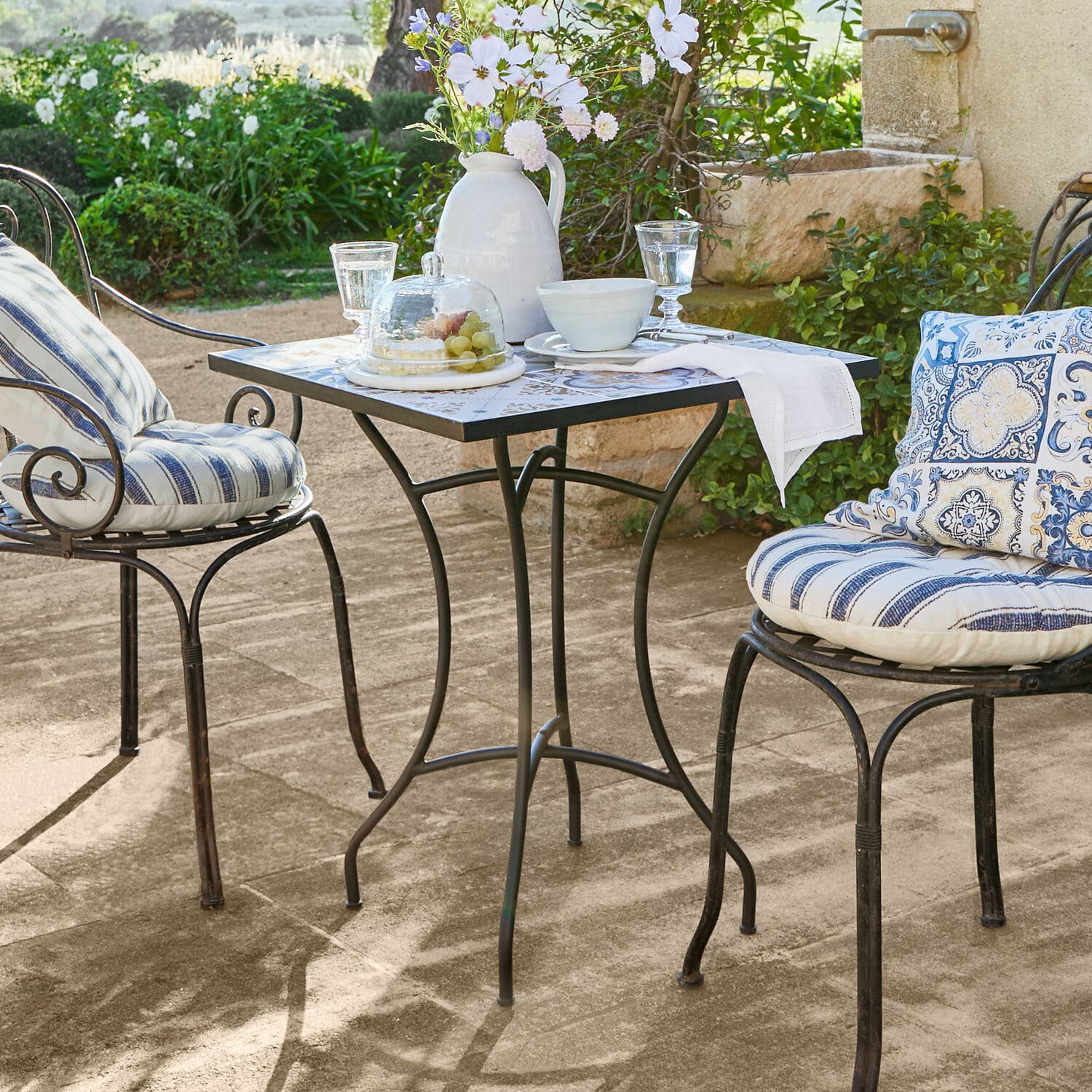 Table Céligny Table de jardin en métal avec plateau carré et deux chaises aux coussins rayés bleus