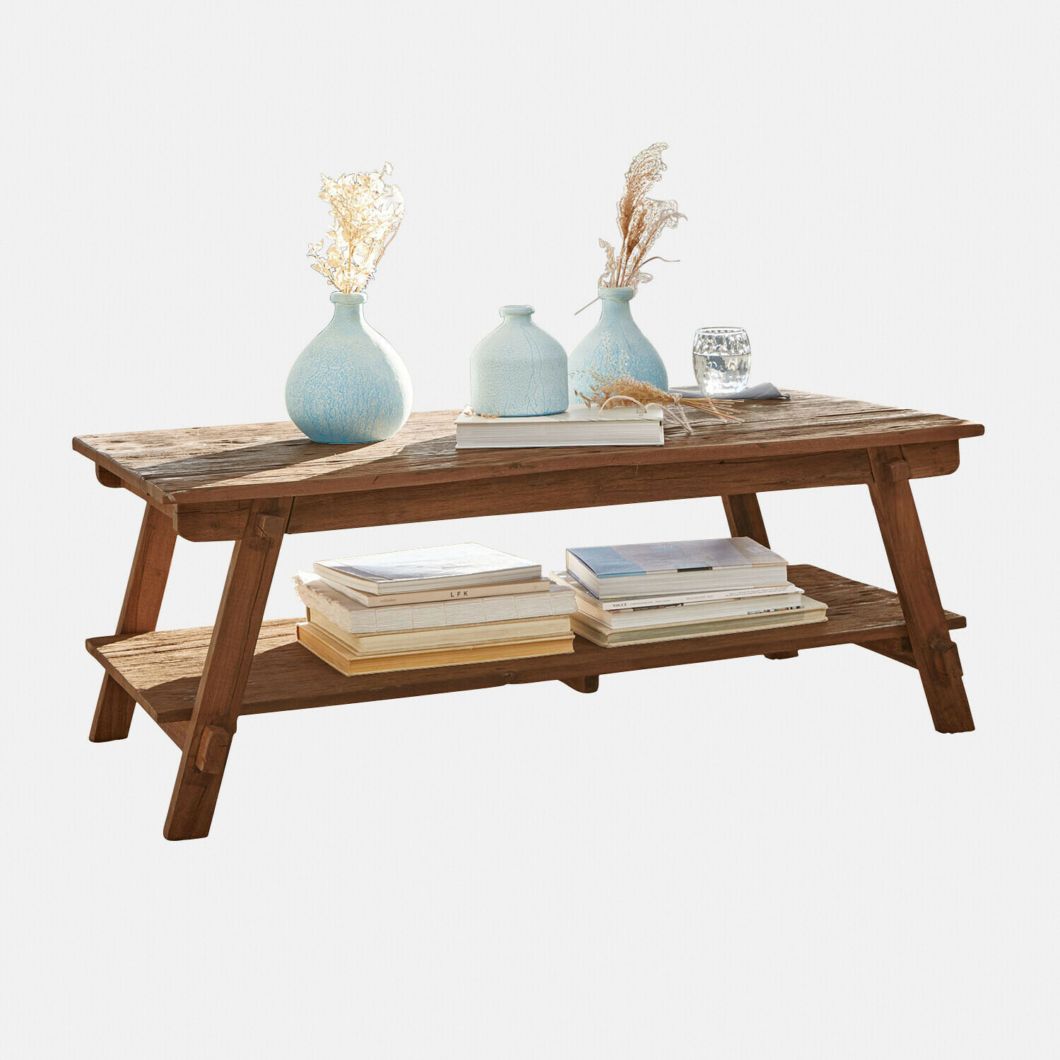 Table basse Brévonne Table basse en bois avec étagère, décorée de vases en céramique bleue et de livres, style naturel