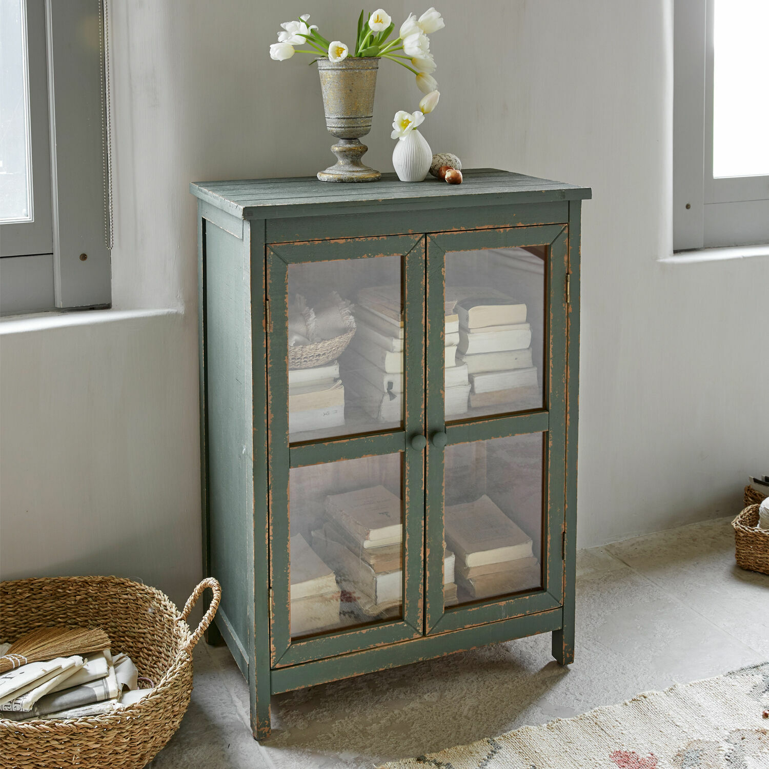 Commode Alajela Armoire verte en bois avec portes vitrées et finition vieillie pour ranger des livres décoratifs