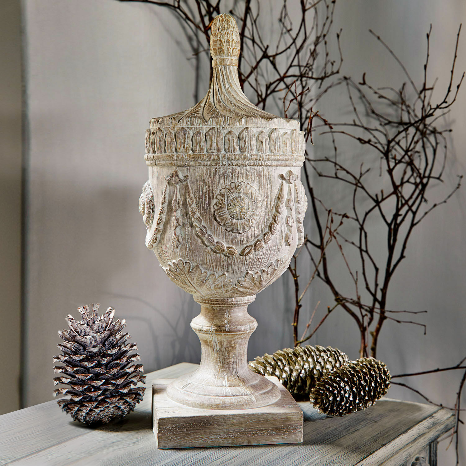 Objet décoratif Licia Récipient décoratif en bois blanc avec motifs sculptés et couvercle sur socle en bois