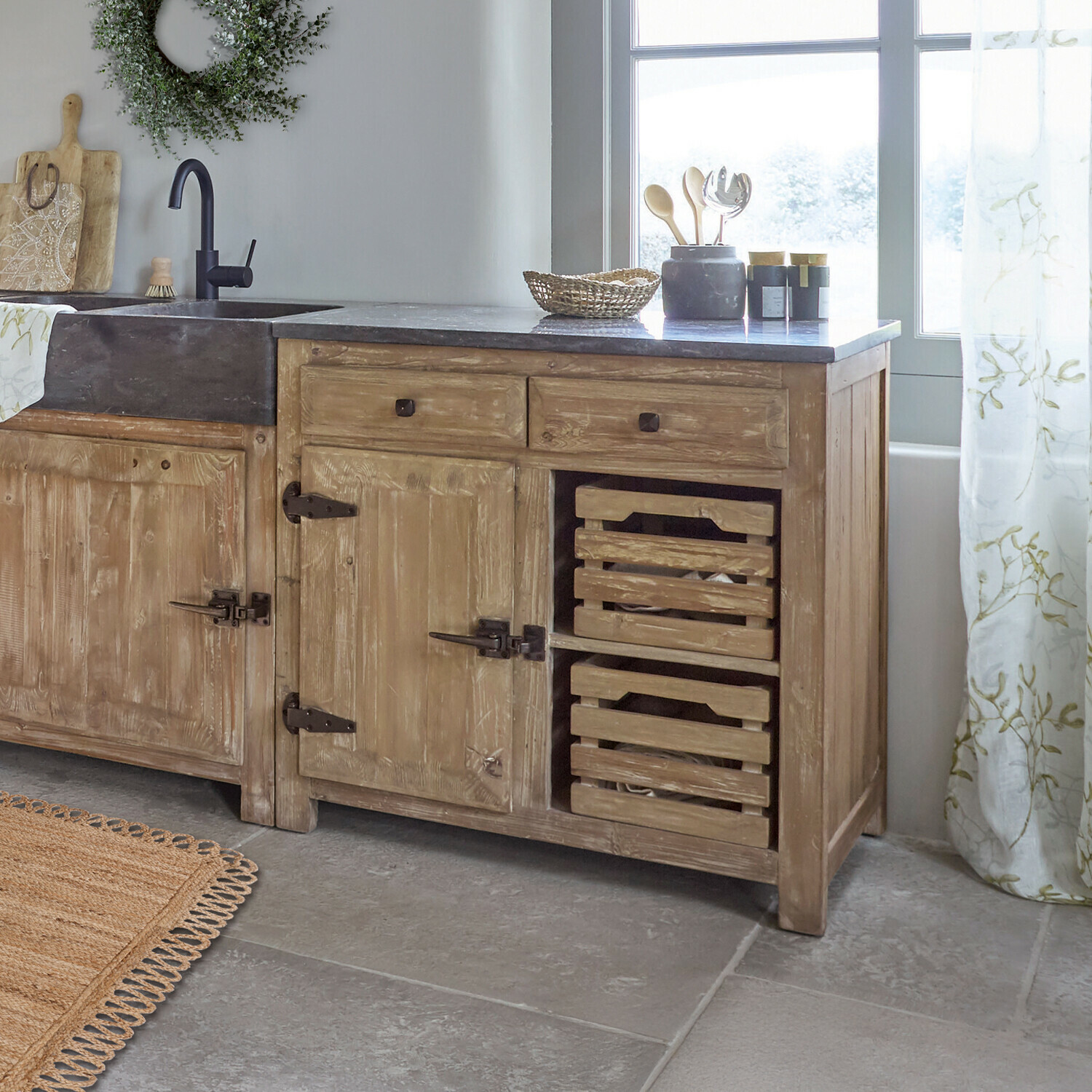Buffet Wiltshire Buffet de cuisine rustique en bois avec tiroirs et paniers, plan de travail en pierre
