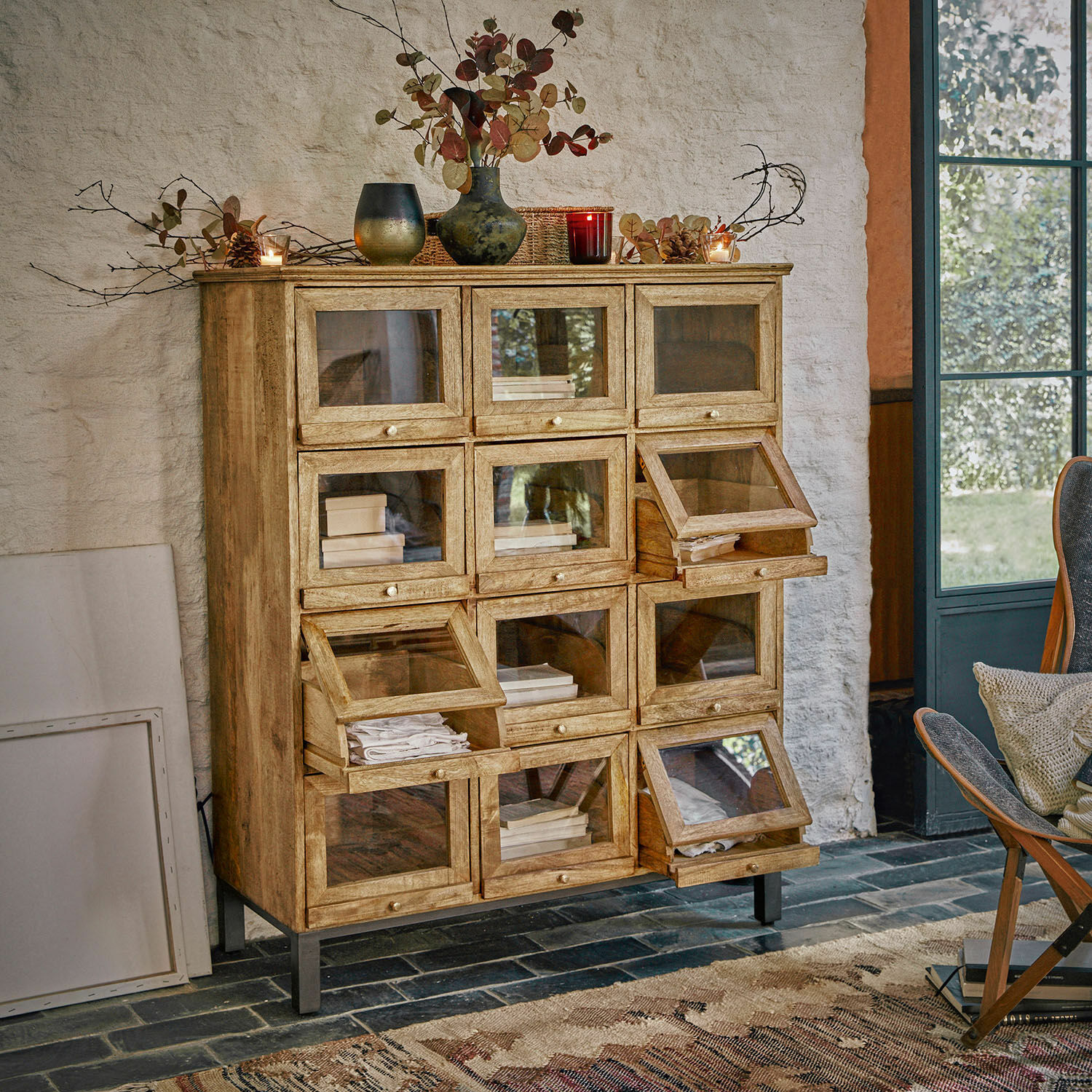 Commode Middlesbrough Buffet en bois avec portes vitrées et pieds en métal dans un style vintage chaleureux