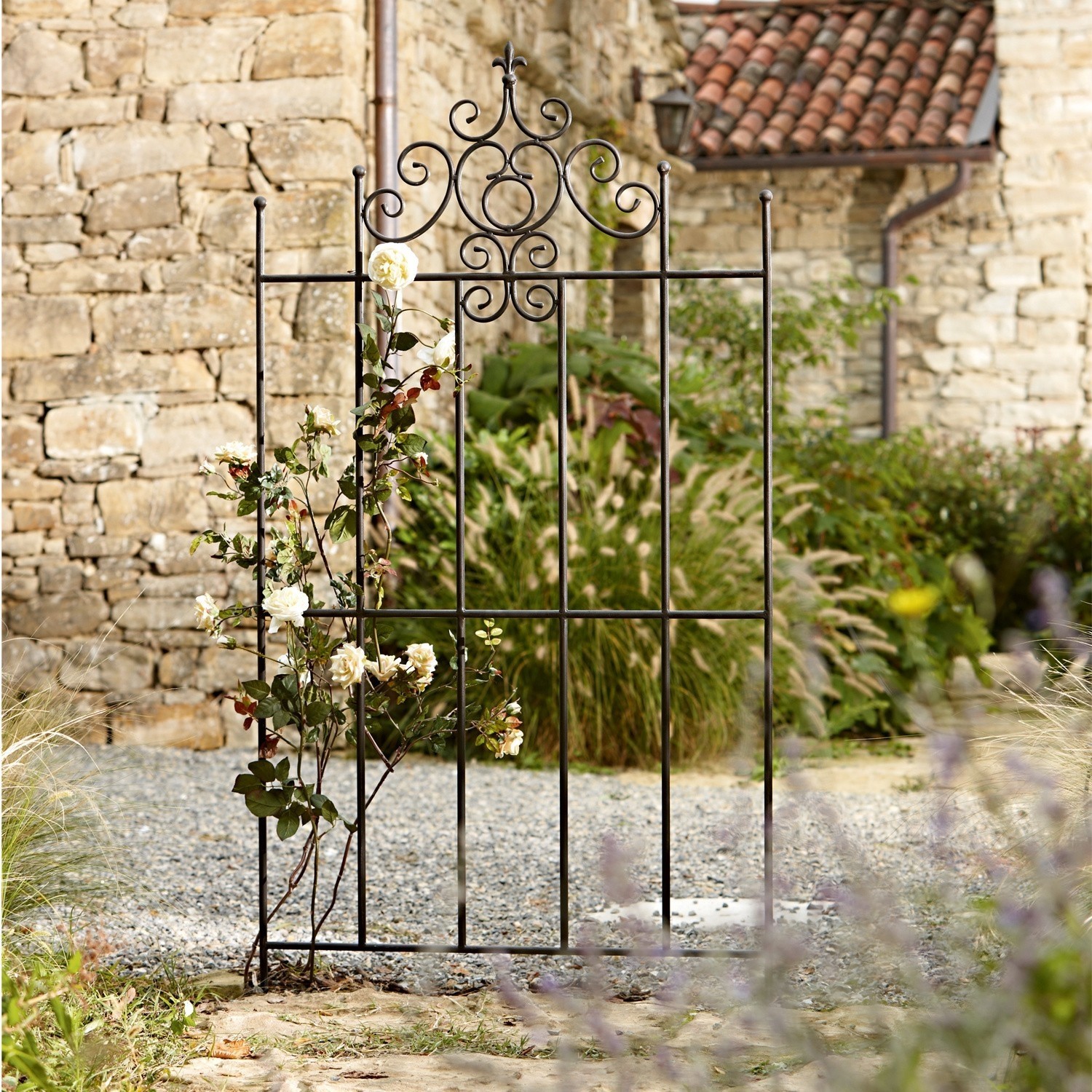 Treillage Sampigny Treillis de jardin en métal noir avec motifs décoratifs et fleurs blanches grimpantes