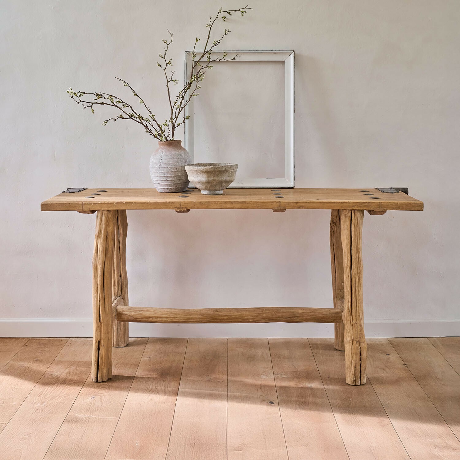 Table Crestmoore Table rustique en bois naturel avec vase en céramique et bol sur fond clair, mobilier en bois
