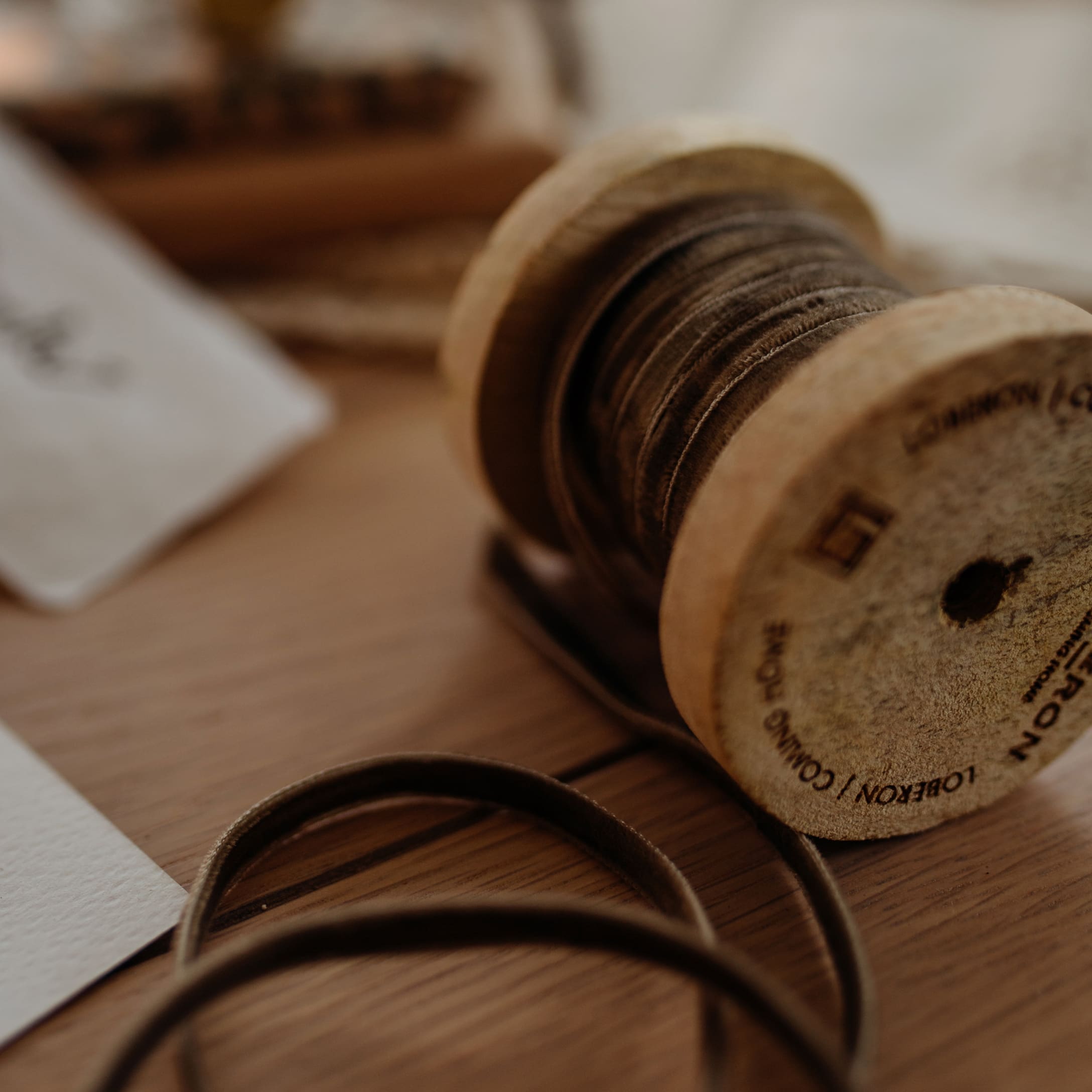 Ruban en velours marron sur bobine en bois pour décoration et emballage cadeau