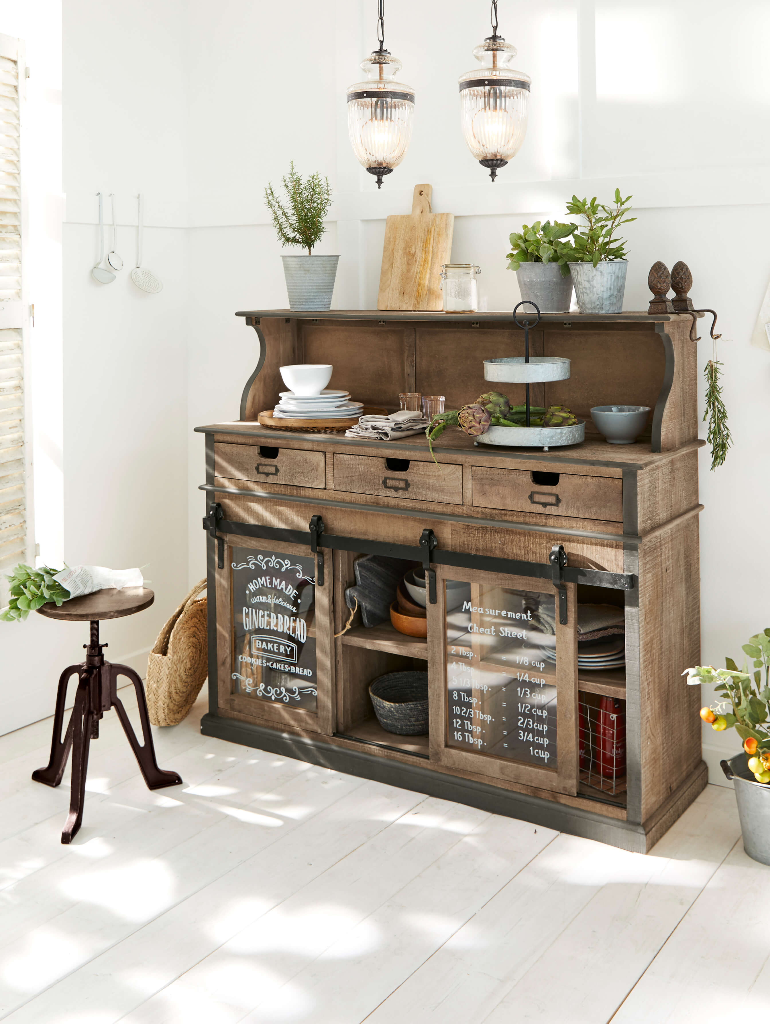 Buffet rustique en bois avec portes métalliques décoratives et inscriptions pour cuisine