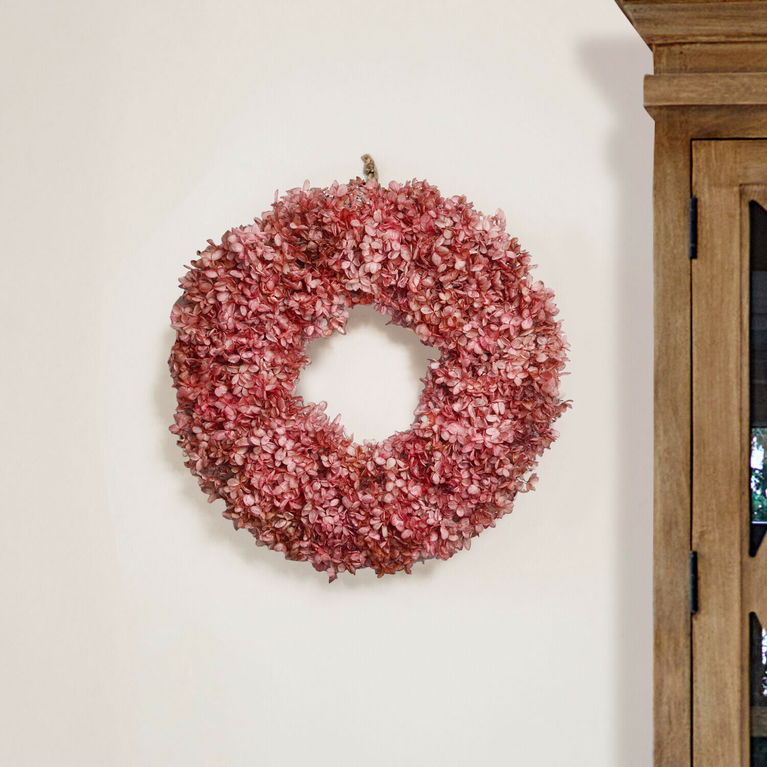 Couronne décorative en fleurs séchées roses accrochée au mur pour décoration intérieure