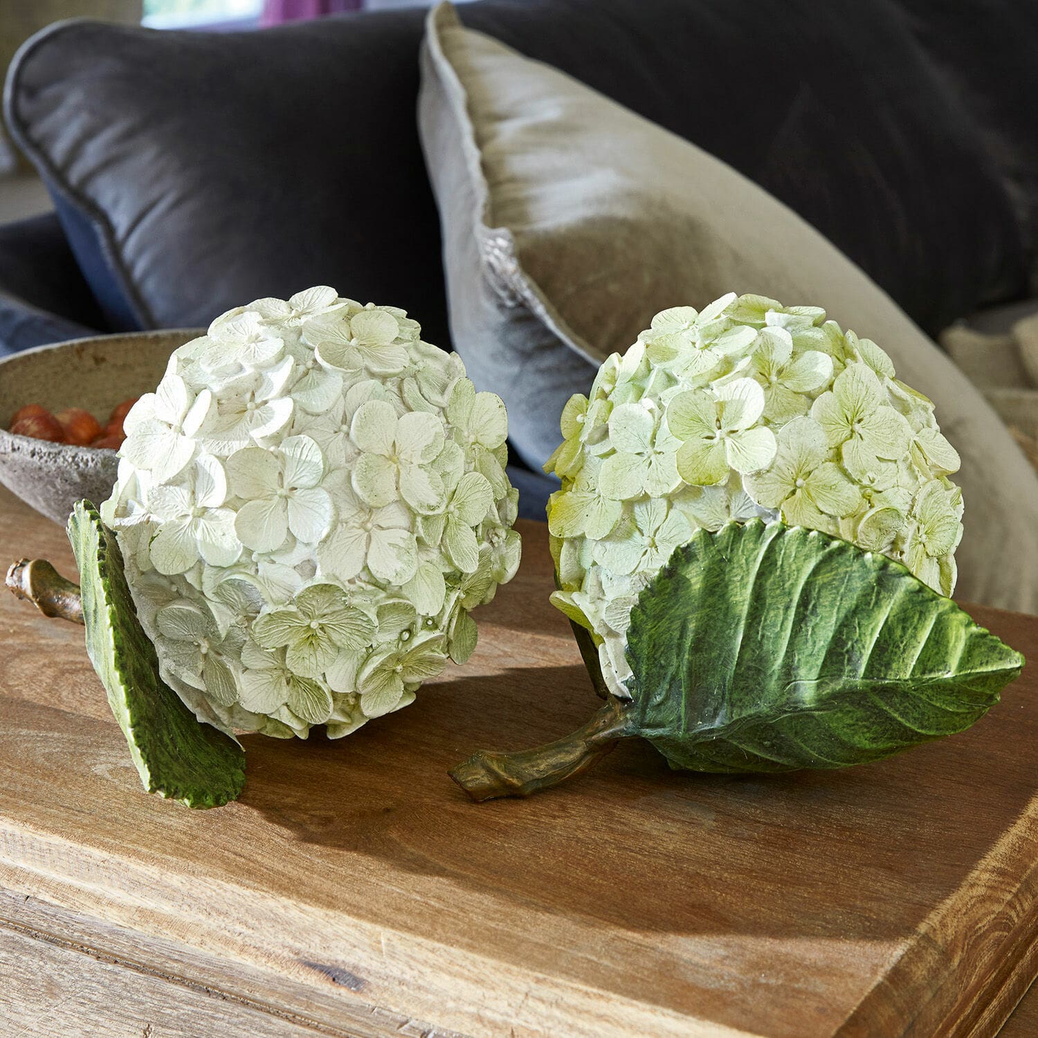 Lot de 2 fleurs décoratives Hortensie Boules décoratives en fleurs crème et vert clair en matériau sur une table en bois