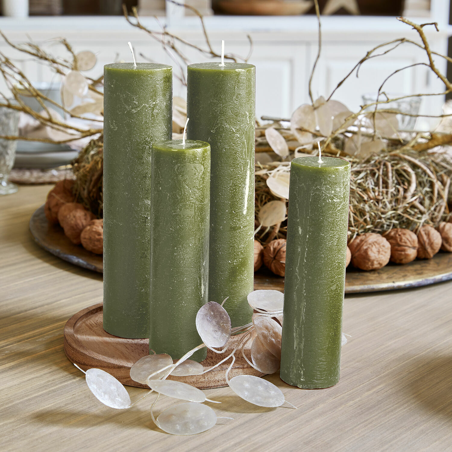 Lot de 4 bougies Avinal Ensemble de quatre bougies vertes en cire sur un plateau en bois, décoration naturelle de table