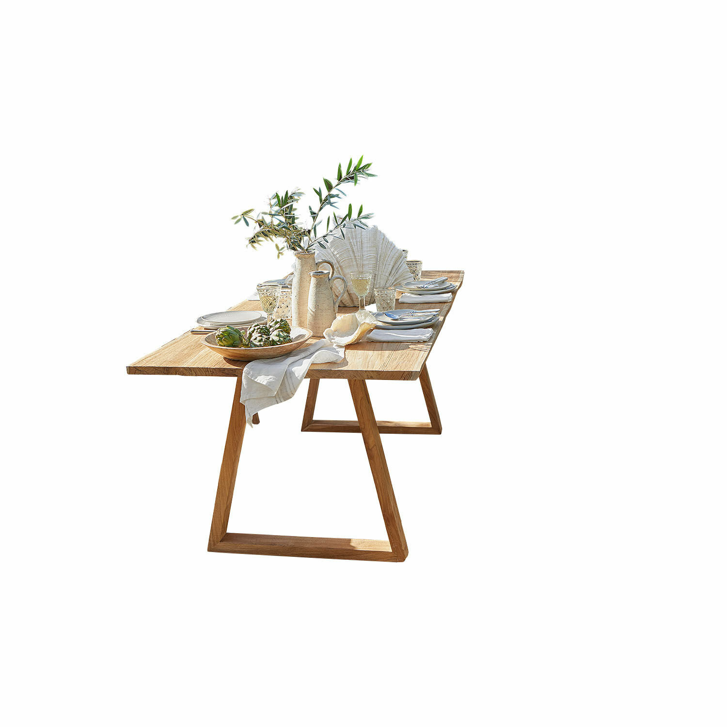 Table à manger en bois avec décoration en céramique et branches vertes sur fond clair