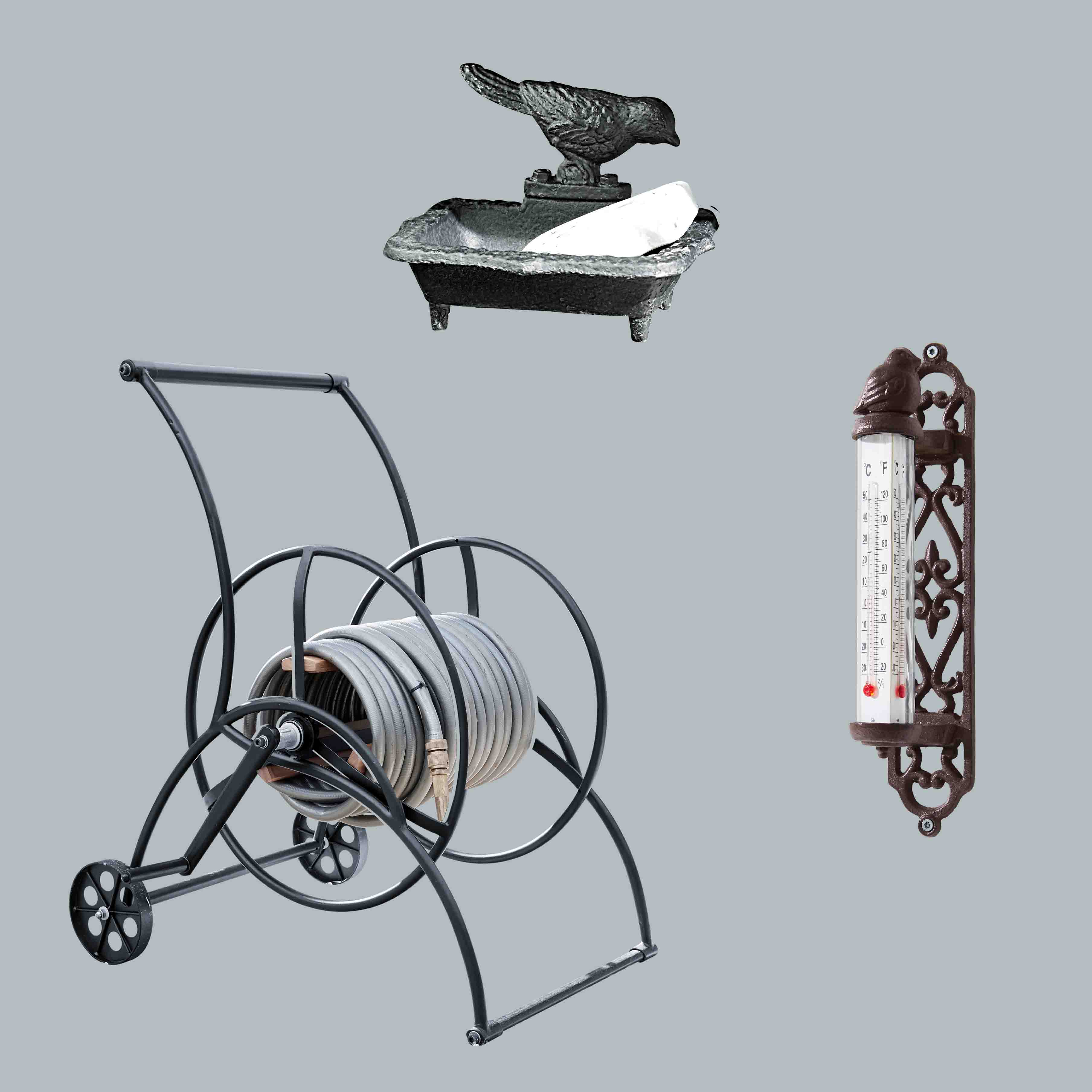 Chariot en métal avec tuyau d'arrosage gris, porte-savon en fonte et thermomètre décoré d'oiseau