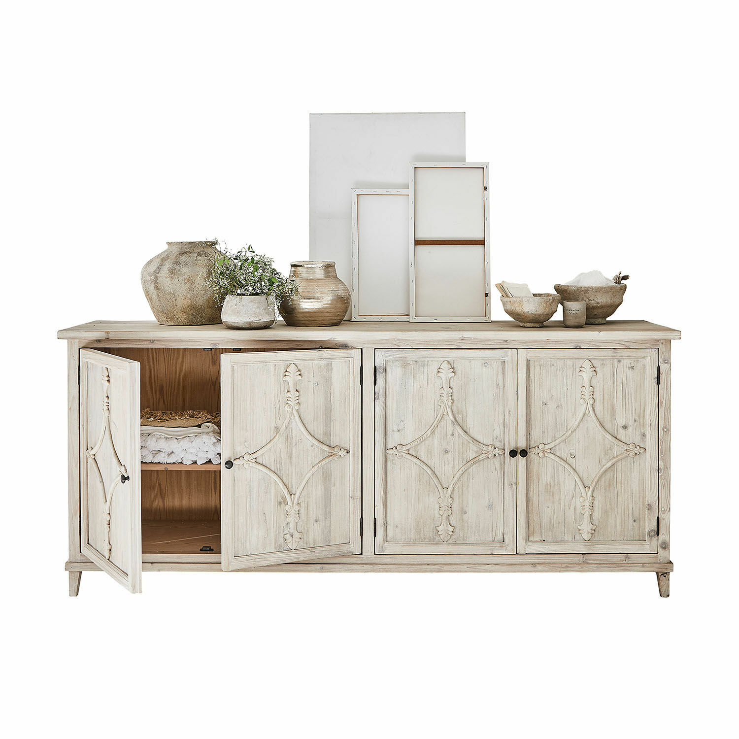 Commode Pemberton Buffet en bois clair avec portes sculptées et décorations en céramique sur le dessus