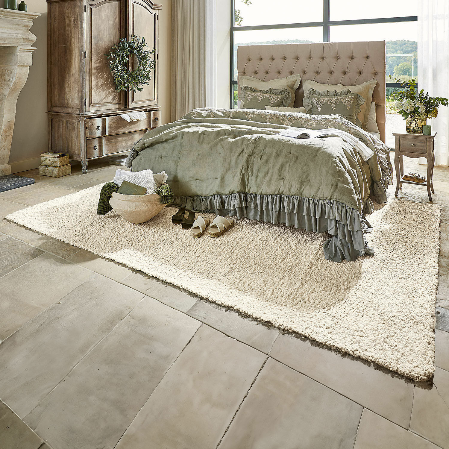 Tapis Wodaha Chambre chaleureuse avec tapis beige et linge de lit vert en lin dans un style rustique élégant
