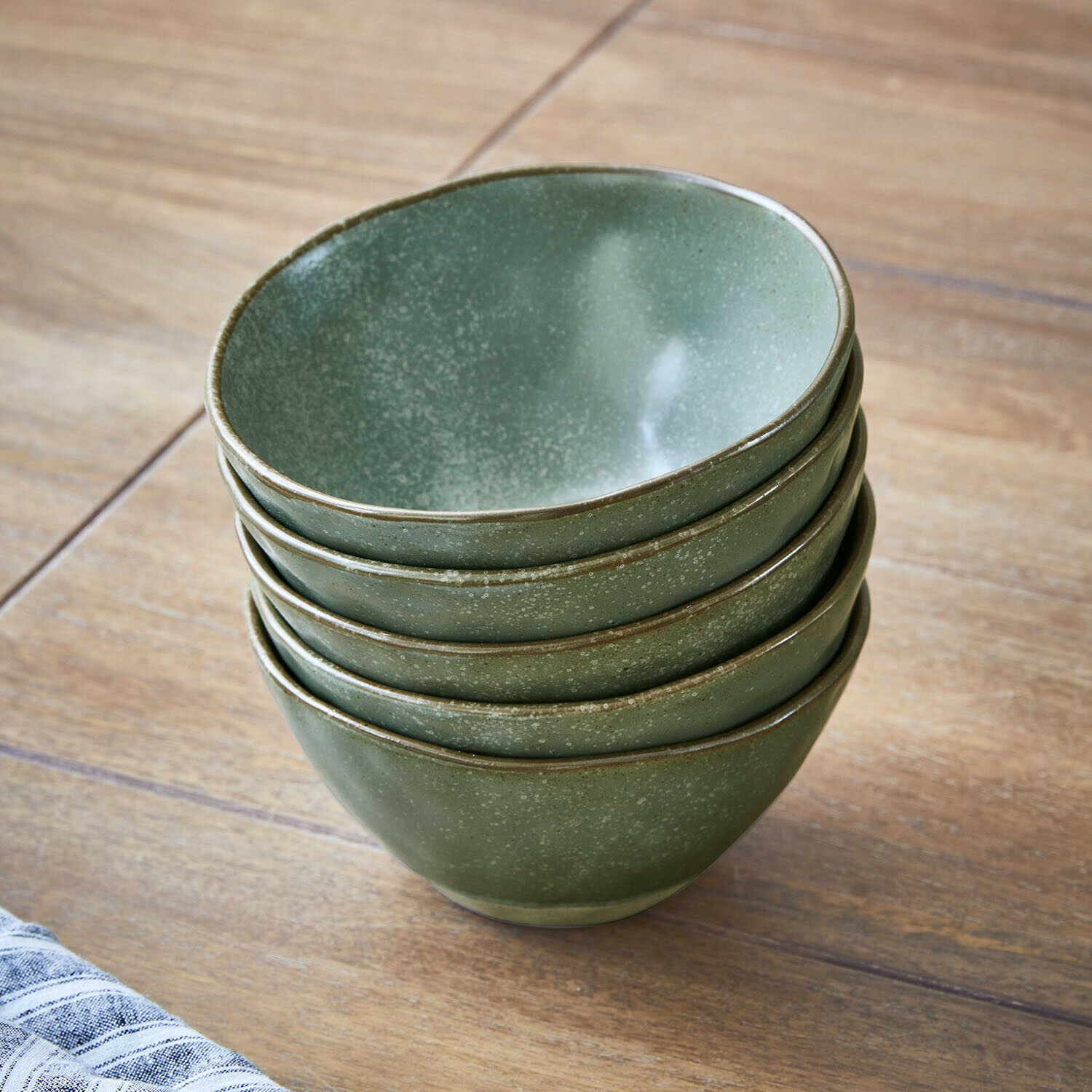 Lot de 6 bols Biarré Ensemble de bols en céramique verte mate empilés sur une table en bois, parfaits pour la cuisine