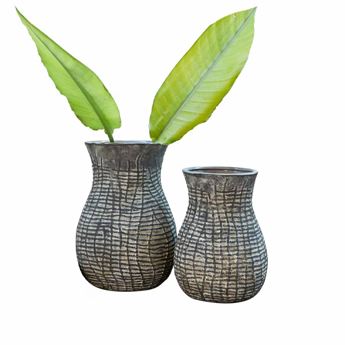 Ensemble de deux vases en céramique grise avec motif texturé et feuilles vertes décoratives
