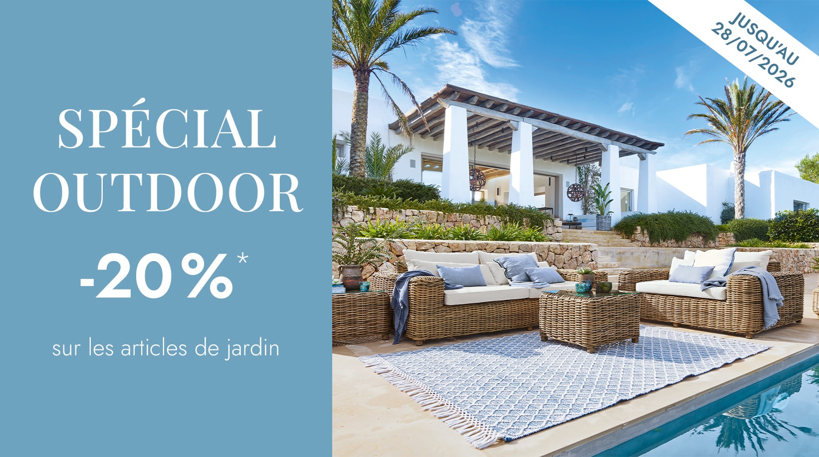 Ensemble de mobilier de jardin en rotin beige au bord de la piscine devant une maison blanche avec palmiers