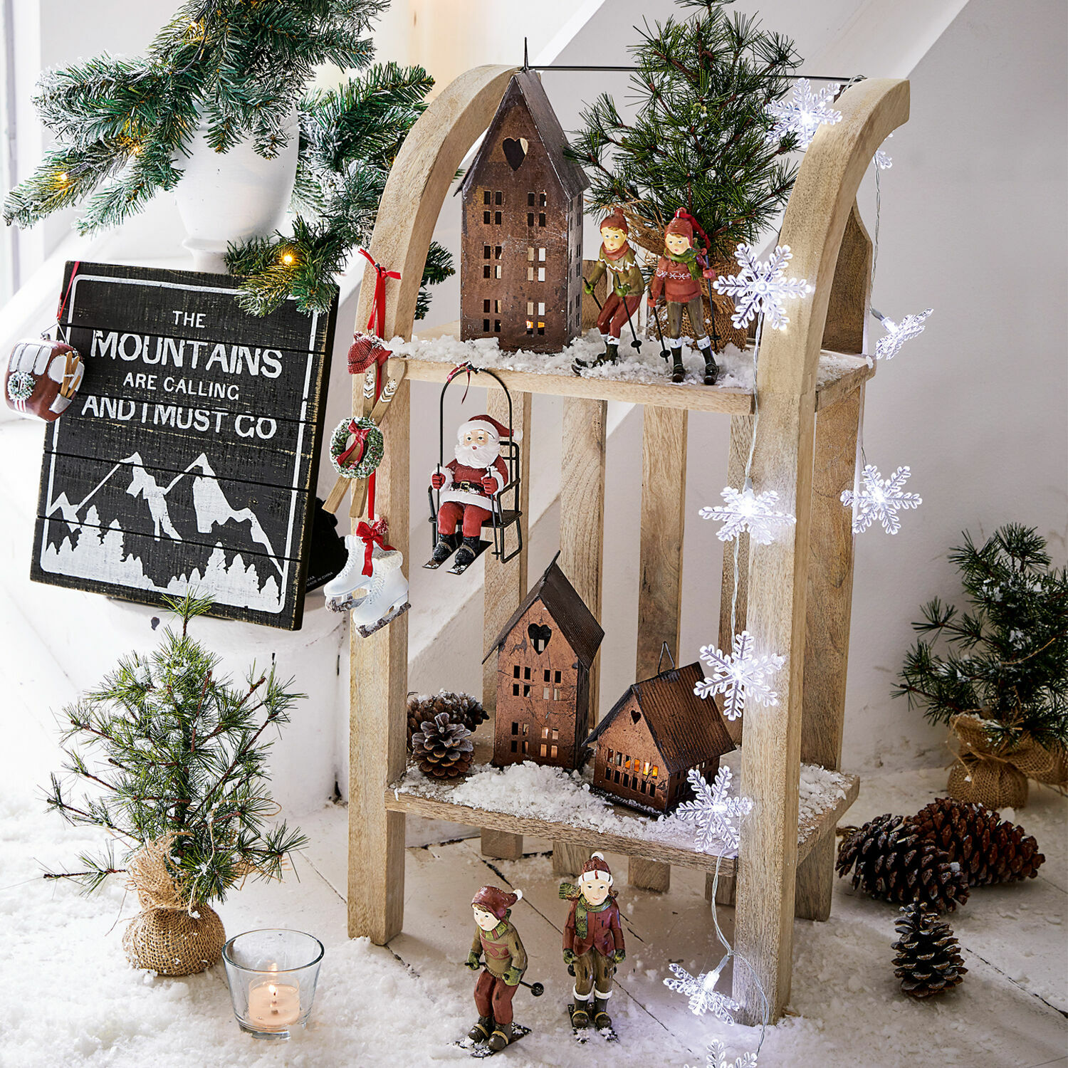 Étagère luge Renier Décoration en bois de Noël avec figurines de skieurs, maisons et guirlande lumineuse flocons de neige
