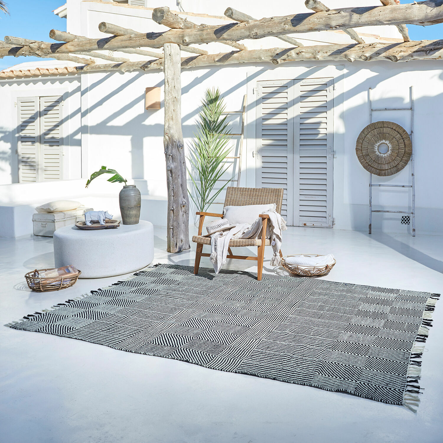Tapis d’intérieur et d’extérieur Tamworth Tapis en coton à motifs géométriques noir et blanc sur une terrasse lumineuse et moderne