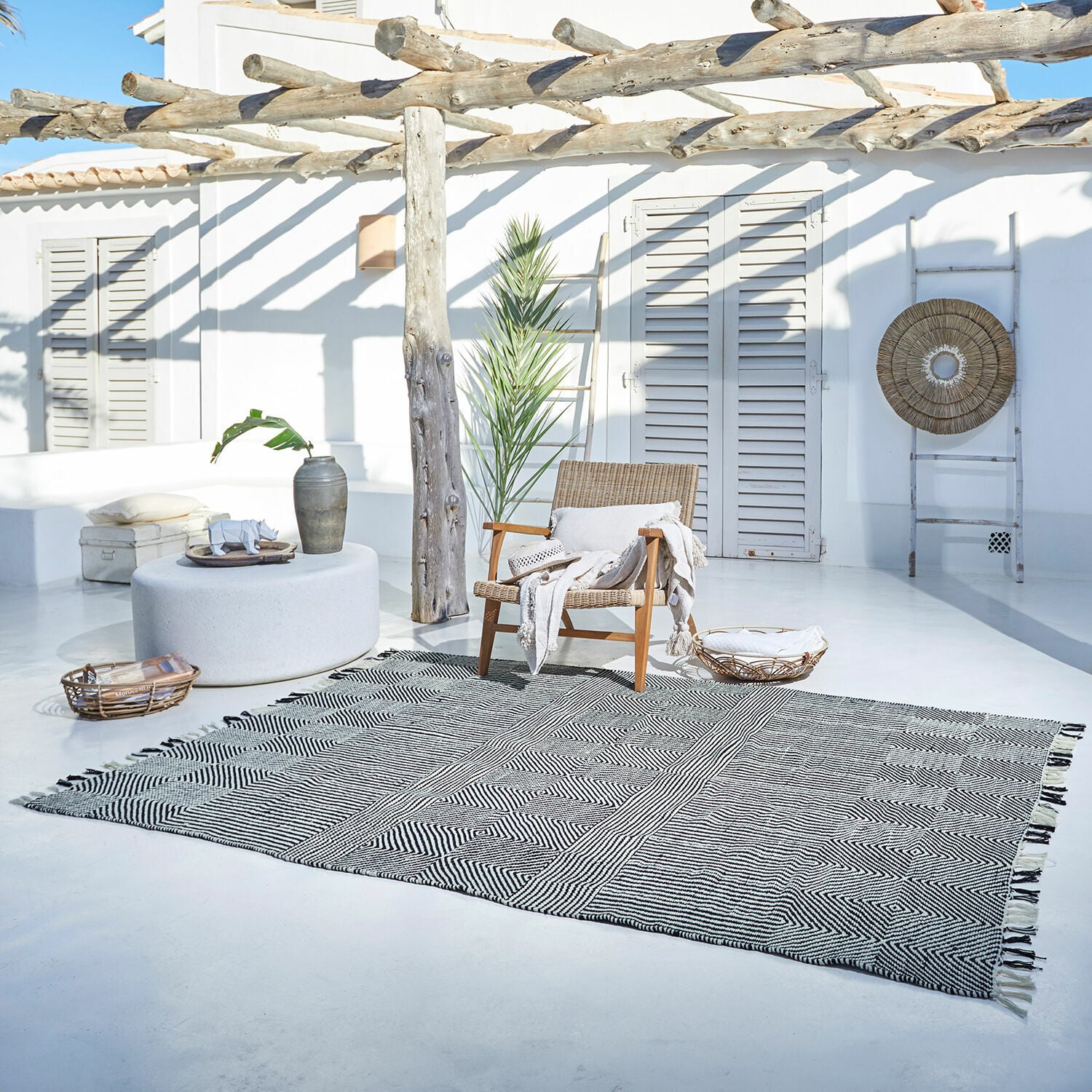 Tapis d’intérieur et d’extérieur Tamworth Tapis en coton à motifs géométriques noir et blanc sur une terrasse lumineuse et moderne