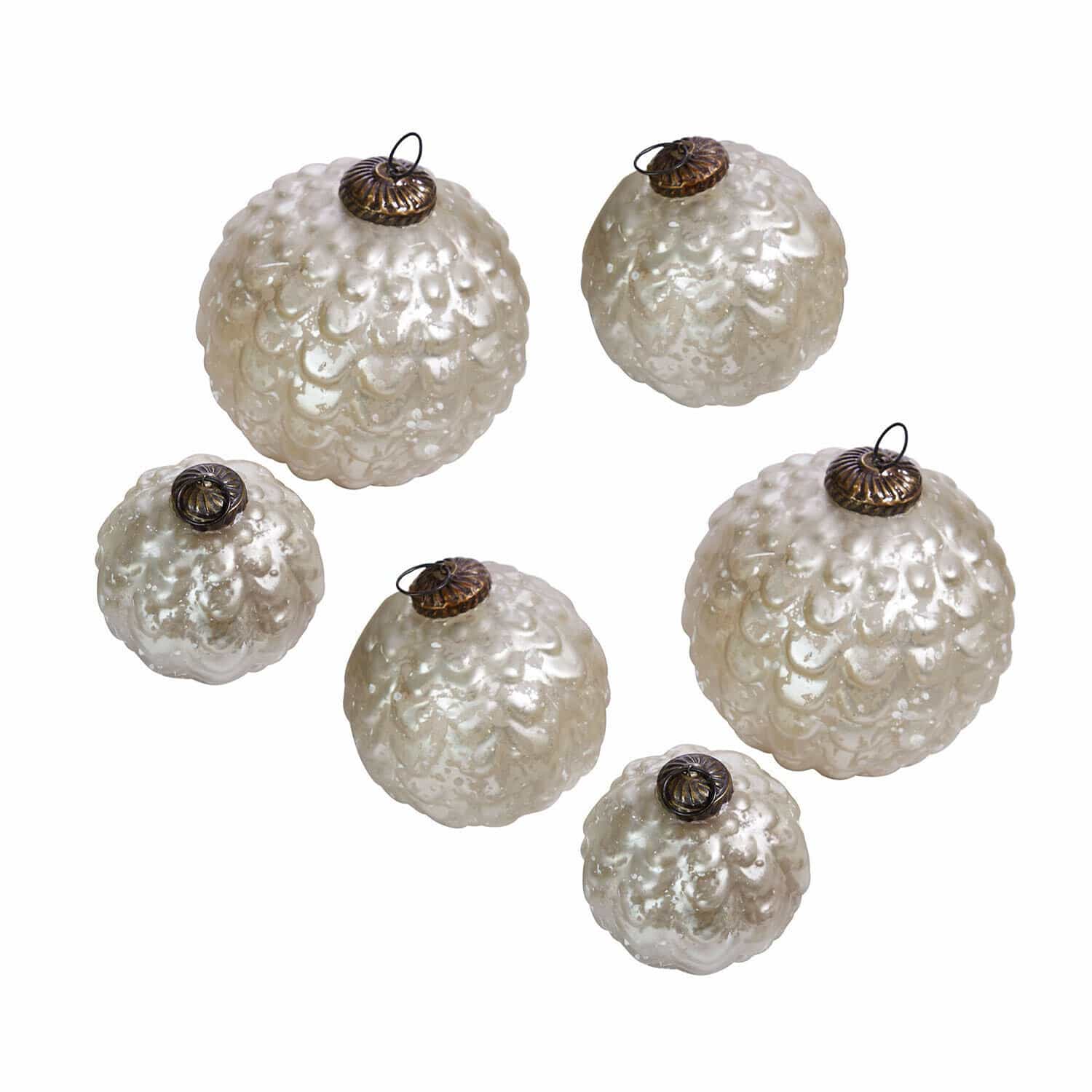 Lot de 6 boules de Noël Domara Ensemble de six boules de Noël blanches en verre texturé avec suspension métallique