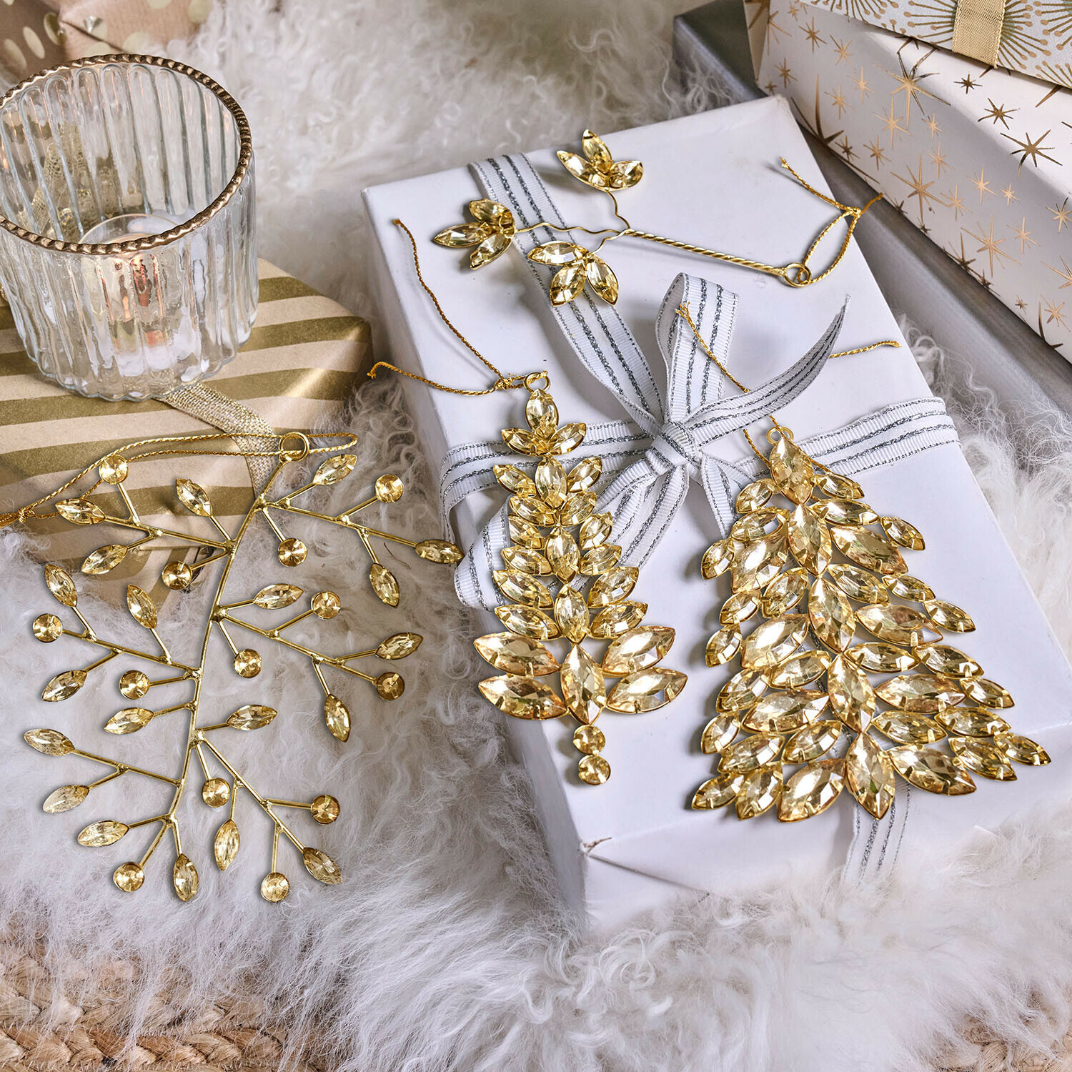 Décorations de Noël, set de 4 Zaniva Décorations de Noël dorées avec feuilles en cristal sur fond blanc et or, ornements cadeaux