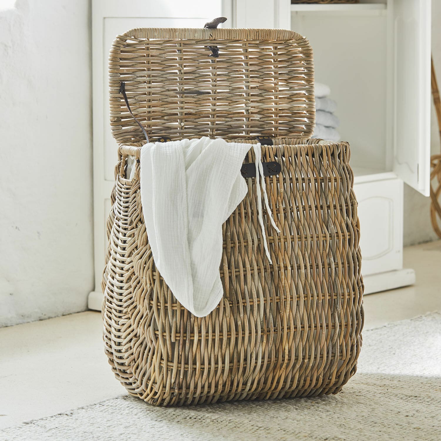 Panier à linge Solinette Panier à linge en rotin naturel avec serviette blanche, rangement pratique pour salle de bain moderne