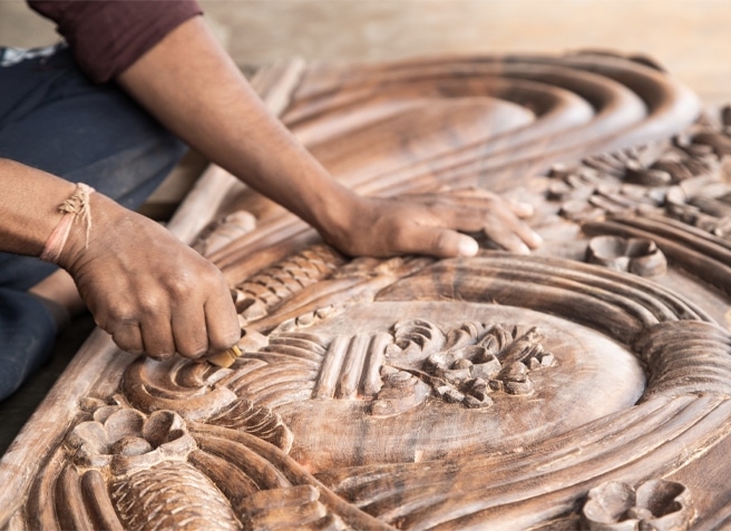 Sculpture manuelle sur bois avec motifs floraux décoratifs, détail d'artisanat artistique