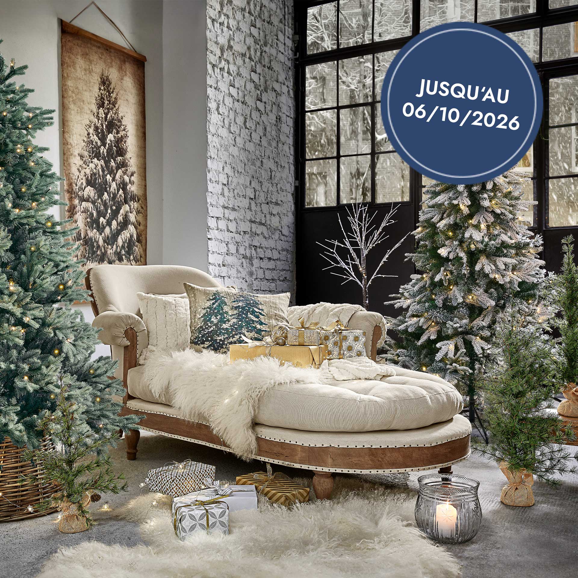 Salon chaleureux avec méridienne beige, coussins de Noël et sapins décorés illuminés pour l'hiver