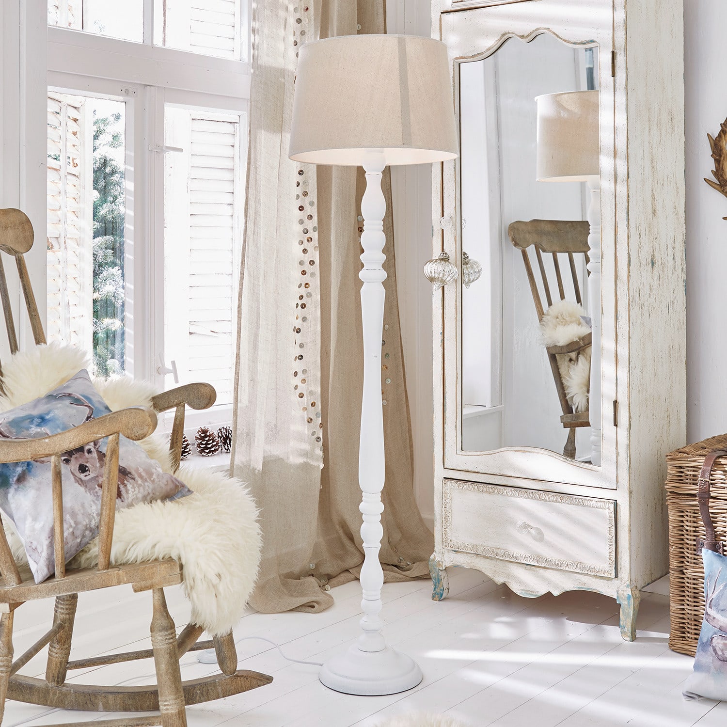 Lampadaire Statford Lampadaire en bois blanc avec abat-jour beige dans un intérieur lumineux rustique avec miroir et fauteuil à bascule
