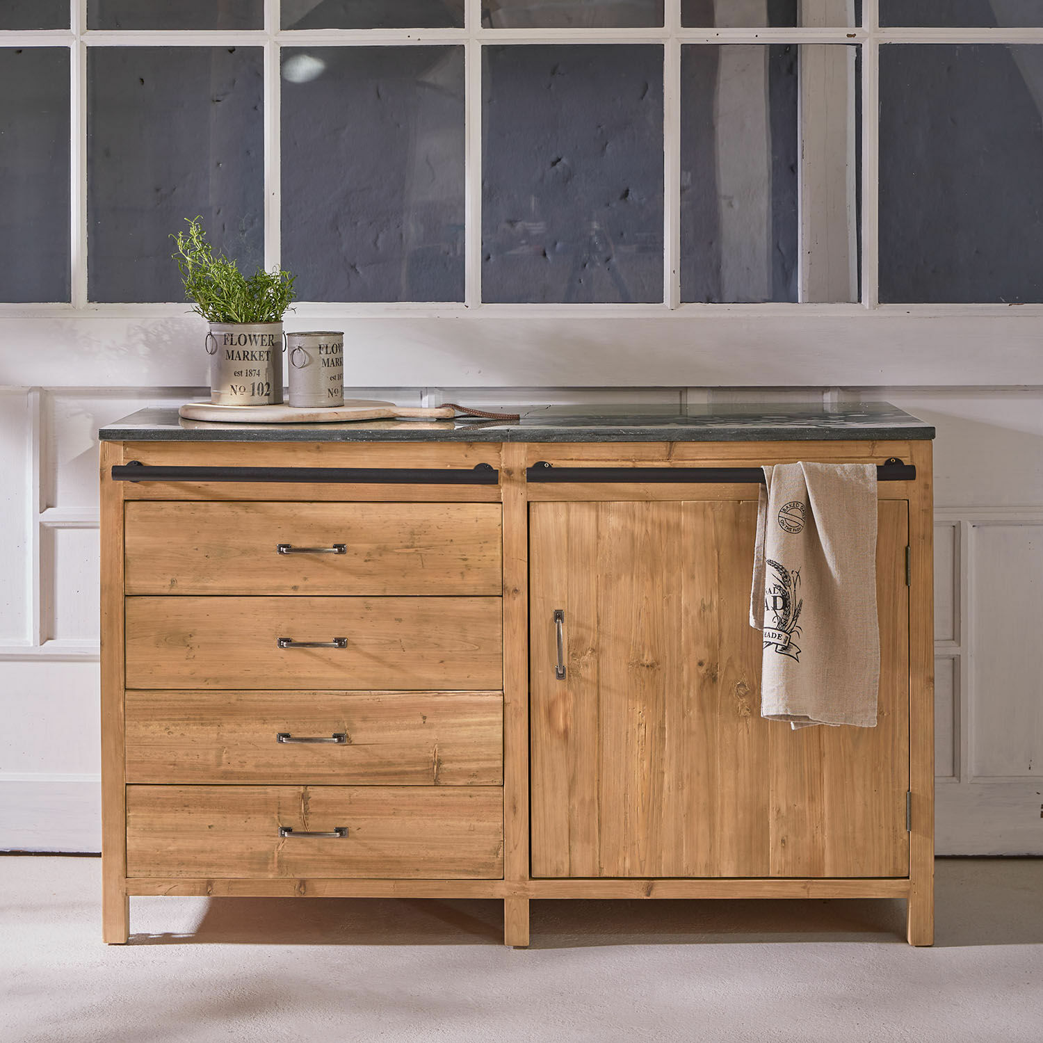 Buffet Sunnybrook Buffet en bois avec plateau noir, quatre tiroirs et une porte, décorations de cuisine