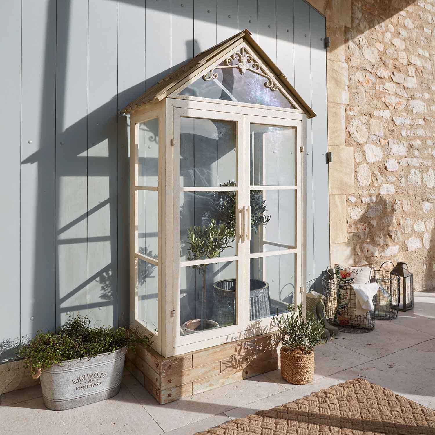 Serre de jardin en métal et verre crème avec plantes, décoration de terrasse élégante