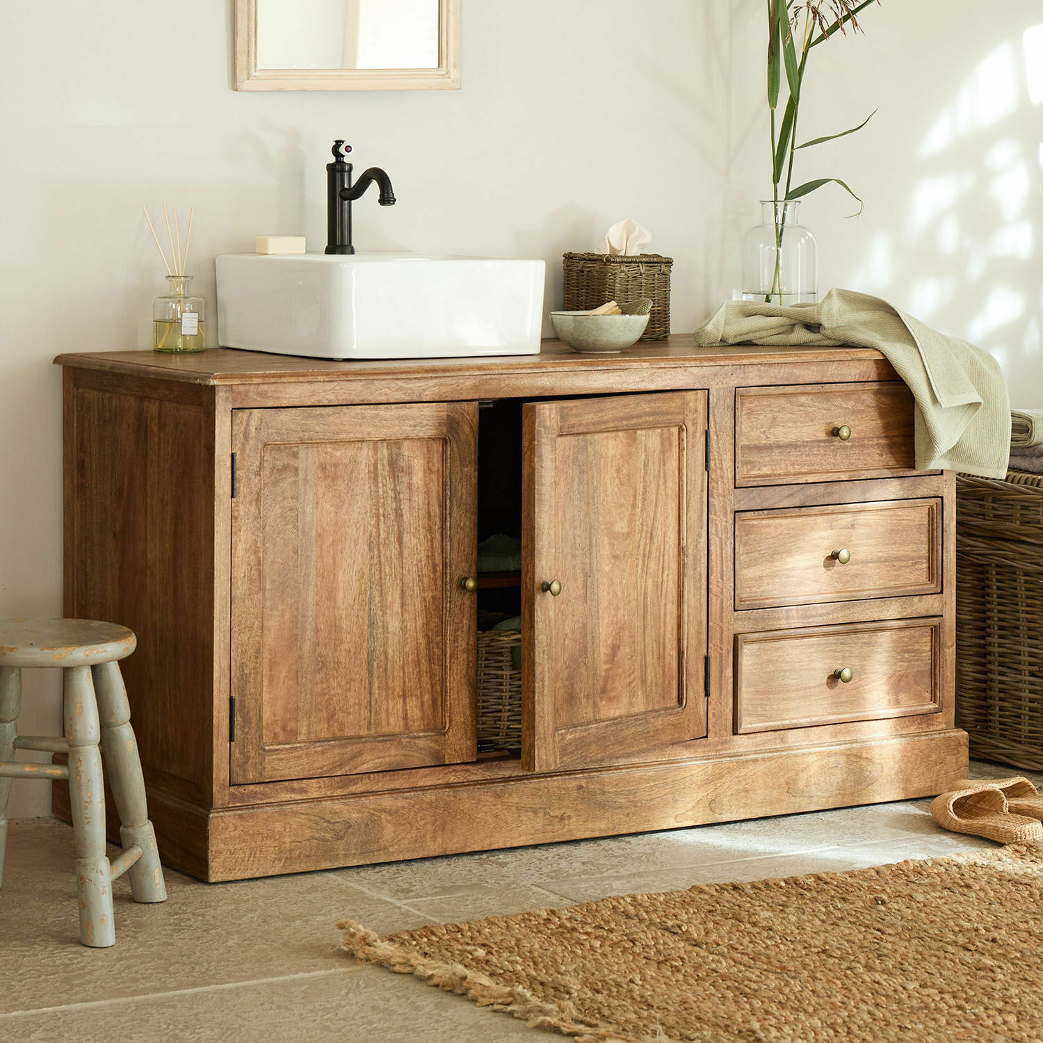Meuble et vasque Dorchester Meuble de salle de bain en bois naturel avec lavabo blanc et robinet noir, style rustique