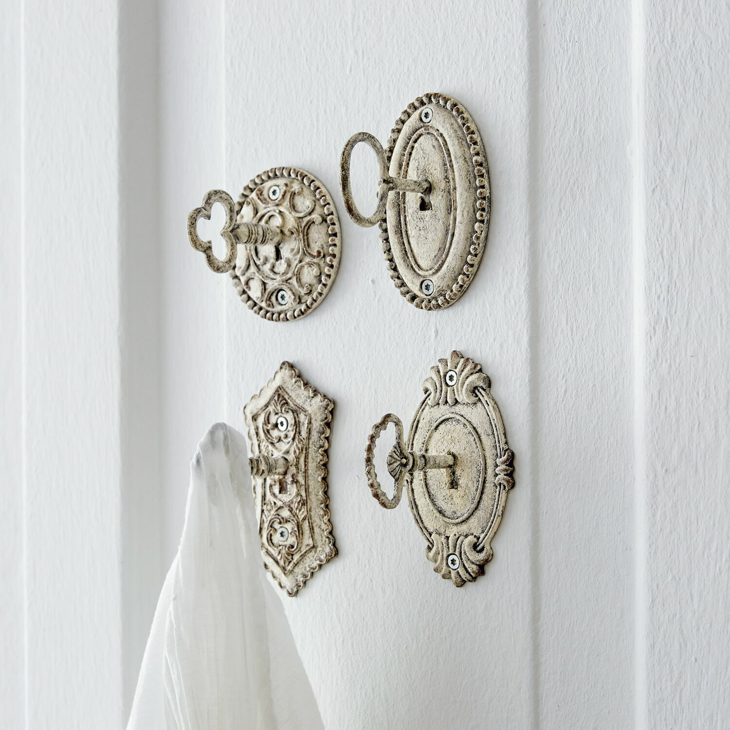 Lot de 4 patères Codrington Ensemble de quatre crochets en métal blanc vieilli pour suspendre serviettes et décorations murales