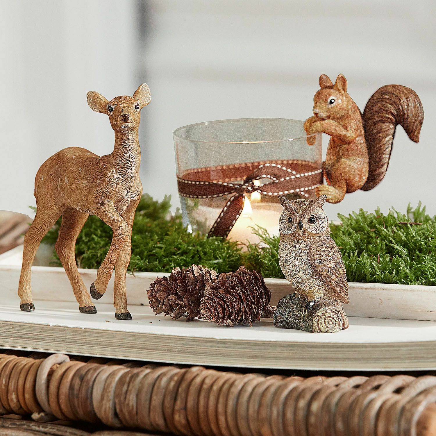 Lot de 3 animaux de la forêt décoratifs Vionique Figurines décoratives en résine d'un faon, d'un écureuil et d'un hibou en tons marron naturel sur table avec mousse