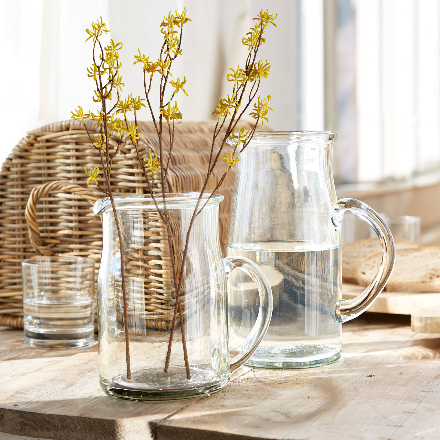 Lot de 2 pichets Janka Carafe en verre transparent et pichet avec branches à fleurs jaunes sur table en bois clair