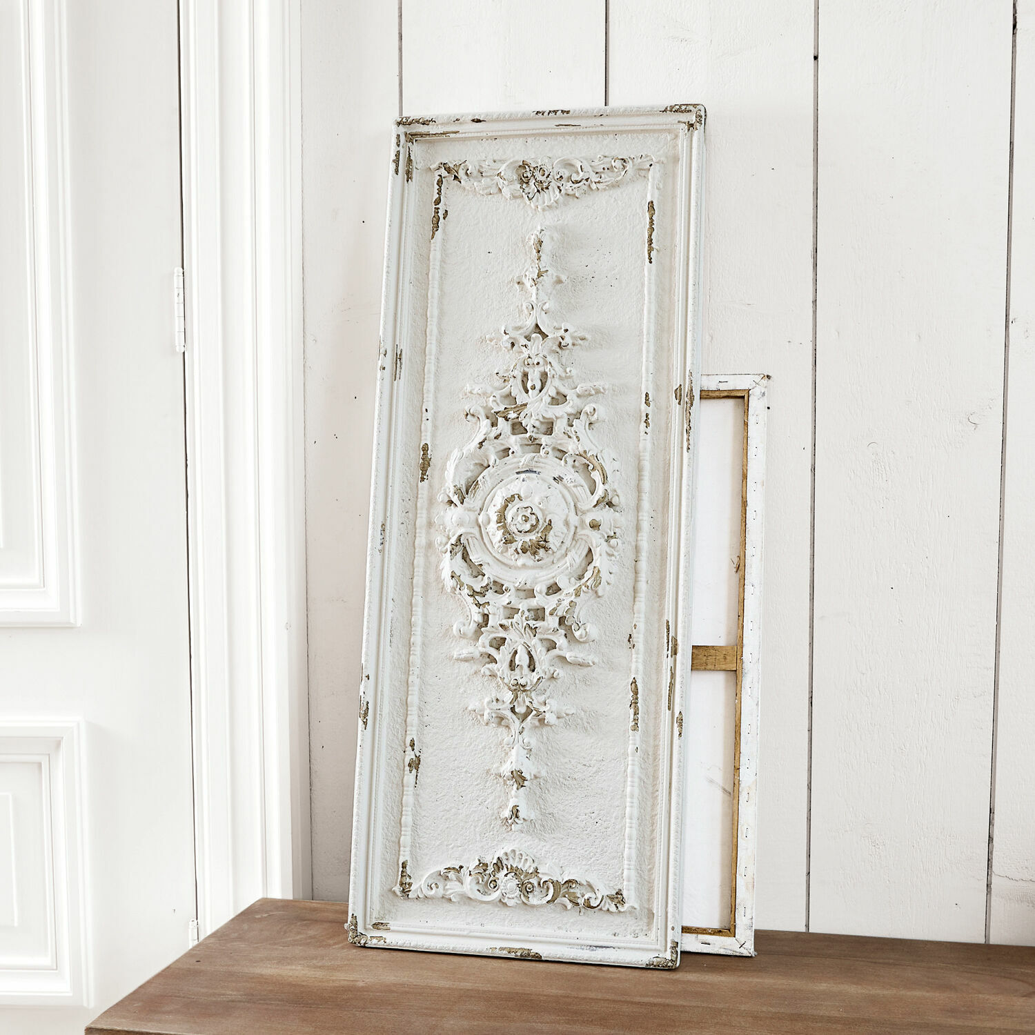 Panneau décoratif Corsy Panneau mural décoratif blanc en bois vieilli avec ornement, style vintage, décoration intérieure