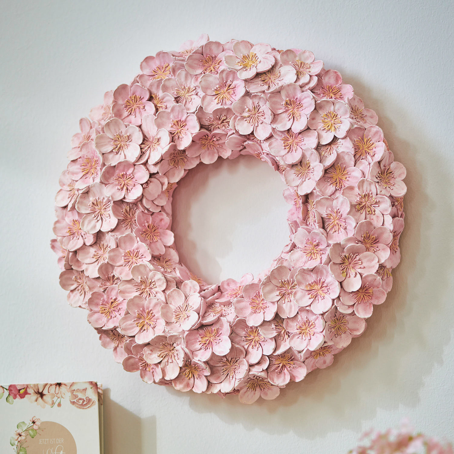 Couronne Garlan Couronne murale décorative en fleurs roses en tissu, décoration intérieure élégante.